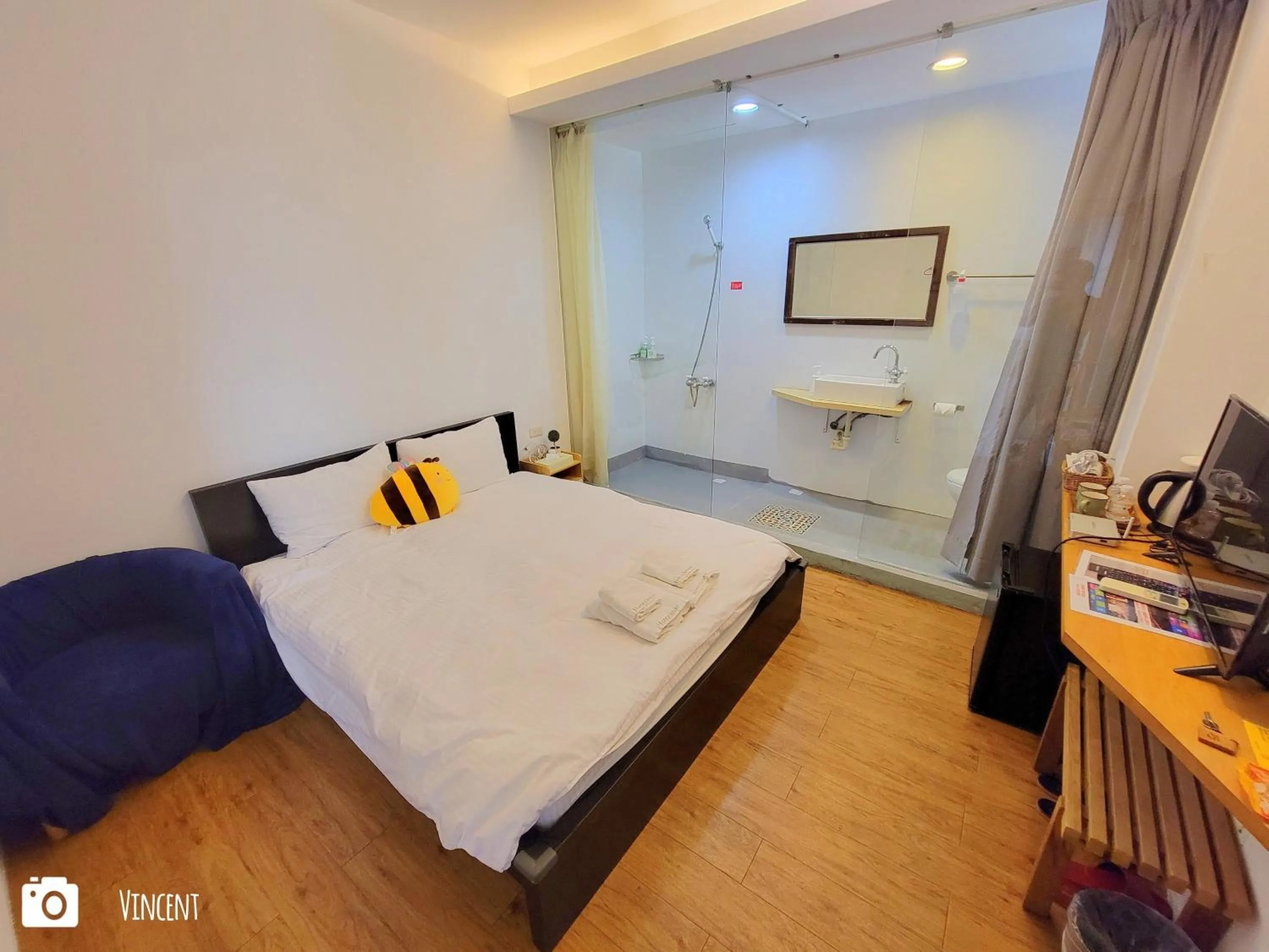 Photo of the whole room, Bed in Honey House Tainan
