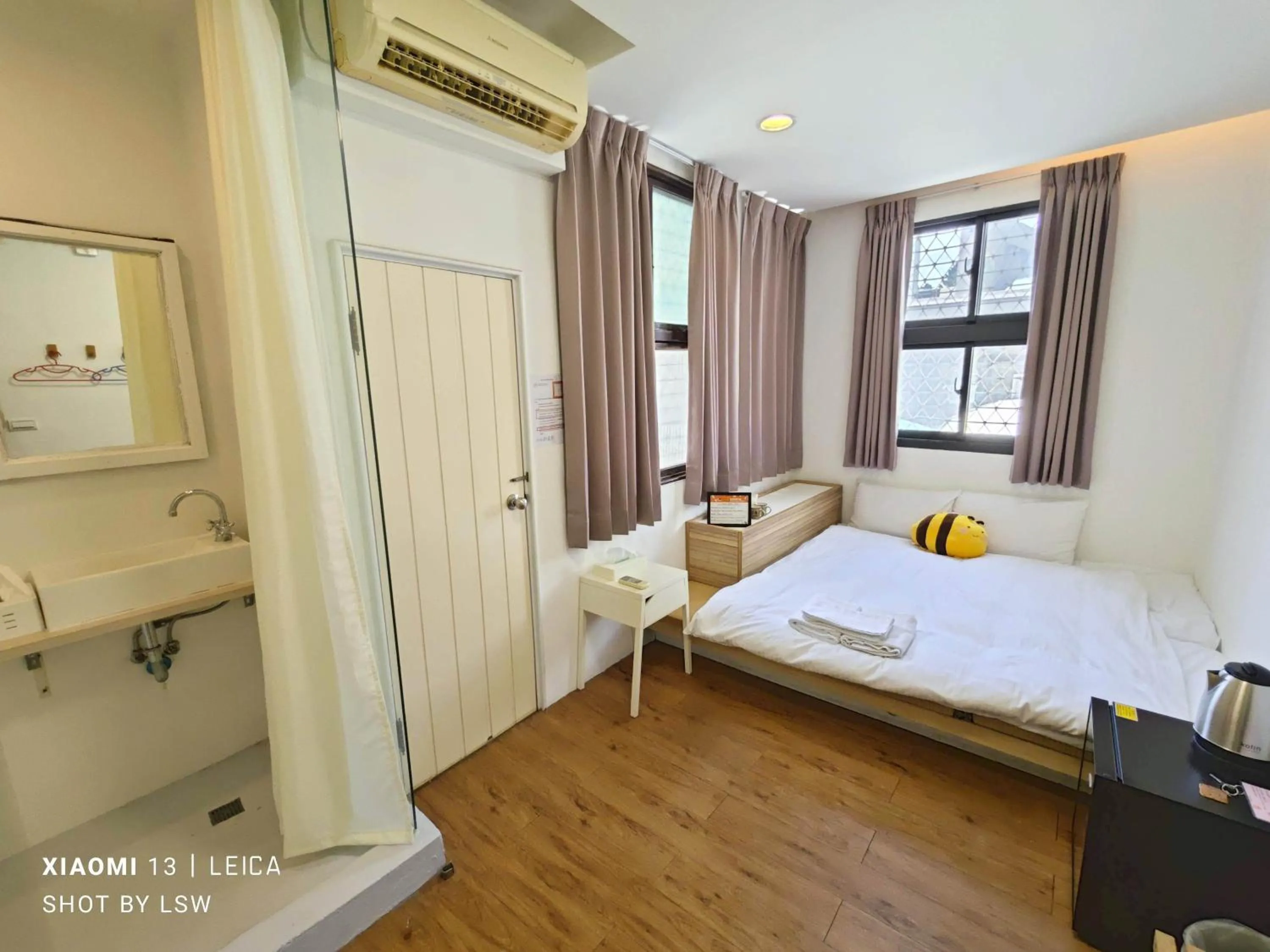 Photo of the whole room, Bed in Honey House Tainan