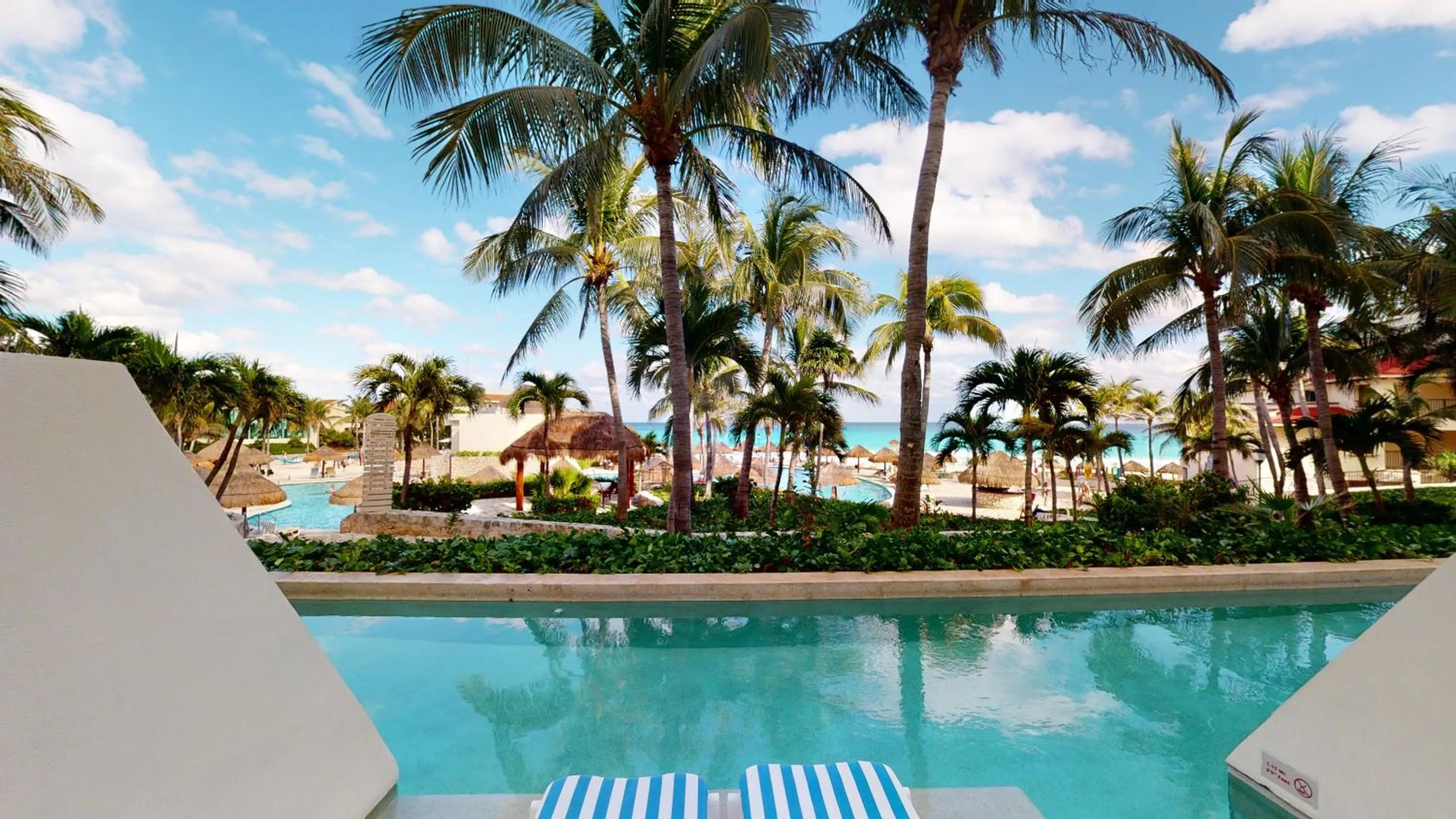 Deluxe Swim-Up Ocean View (Adults Only) in Grand Park Royal Cancun - All Inclusive