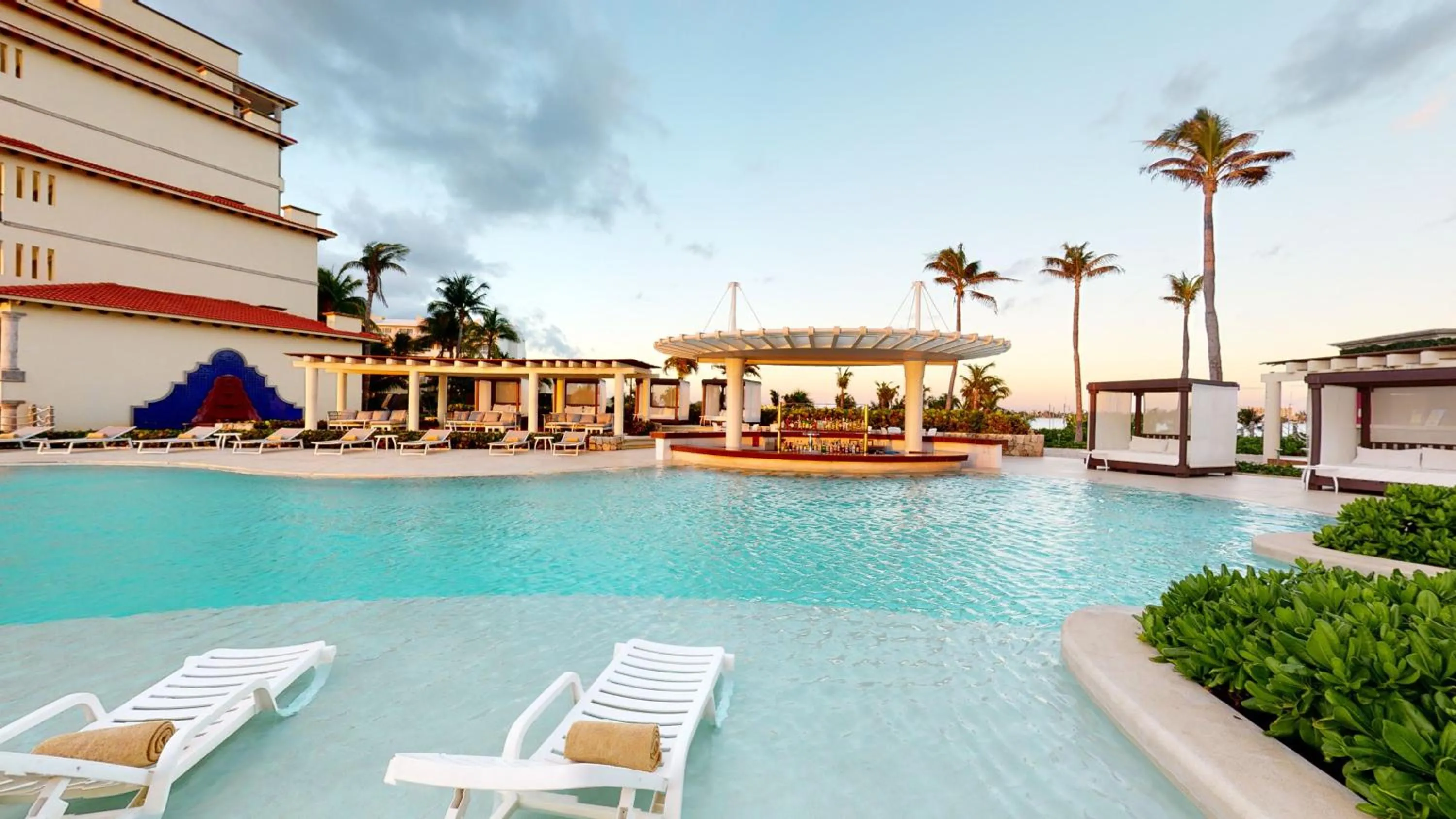 Swimming pool in Grand Park Royal Cancun - All Inclusive