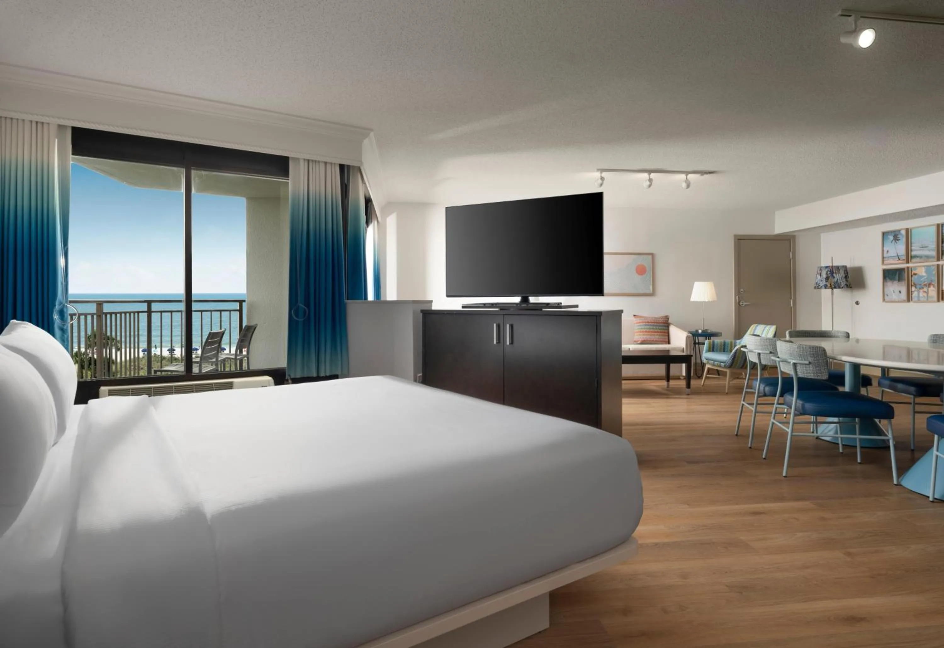 Bedroom, Bed in DoubleTree Resort by Hilton Myrtle Beach Oceanfront