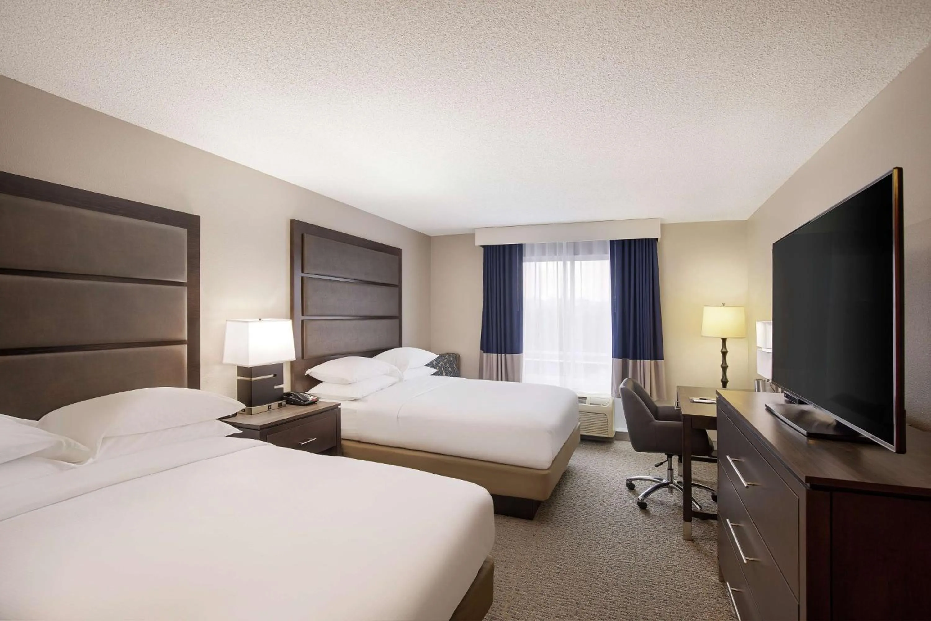 Bedroom, Bed in DoubleTree Richmond Airport