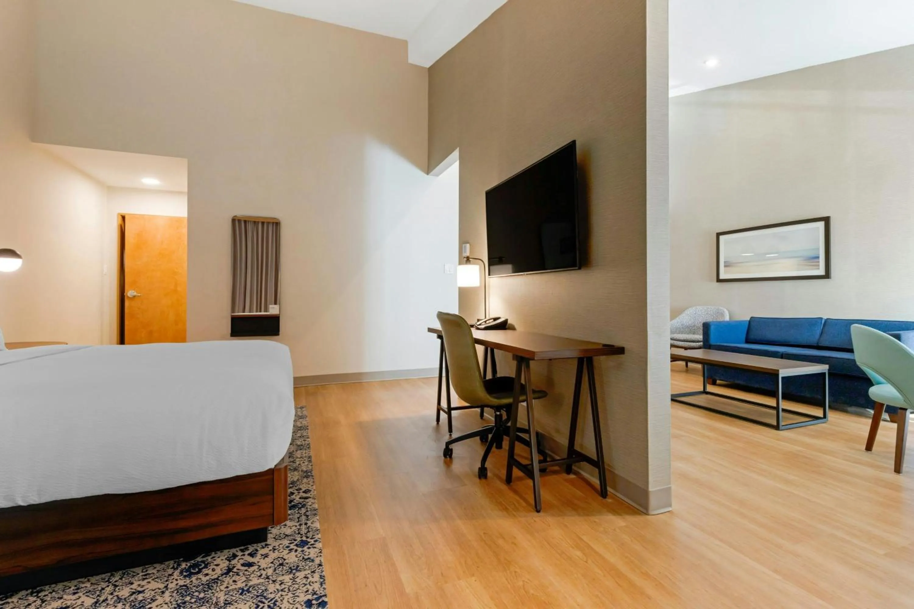 Photo of the whole room, Bed in Four Points by Sheraton Myrtle Beach