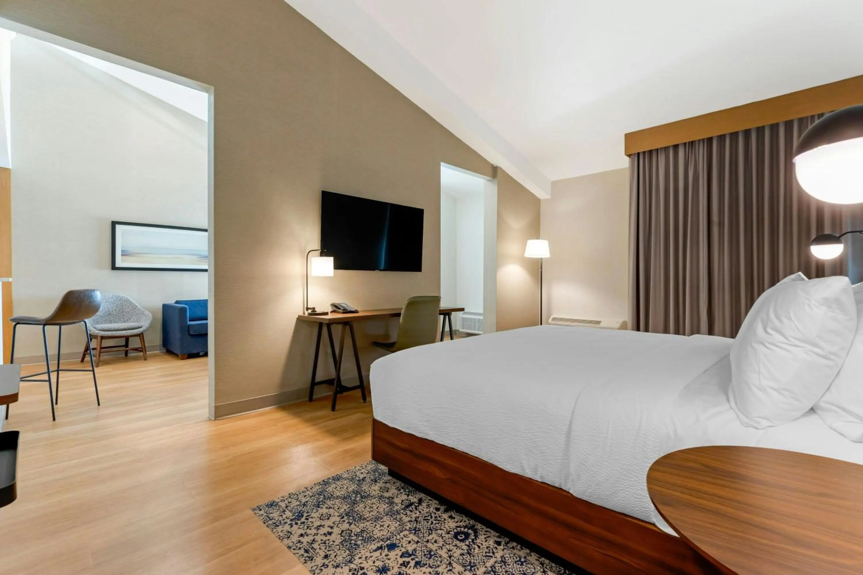 Photo of the whole room, Bed in Four Points by Sheraton Myrtle Beach