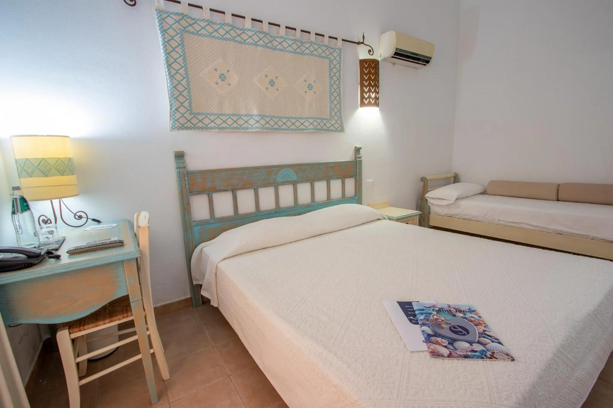 Photo of the whole room, Bed in Alma Resort