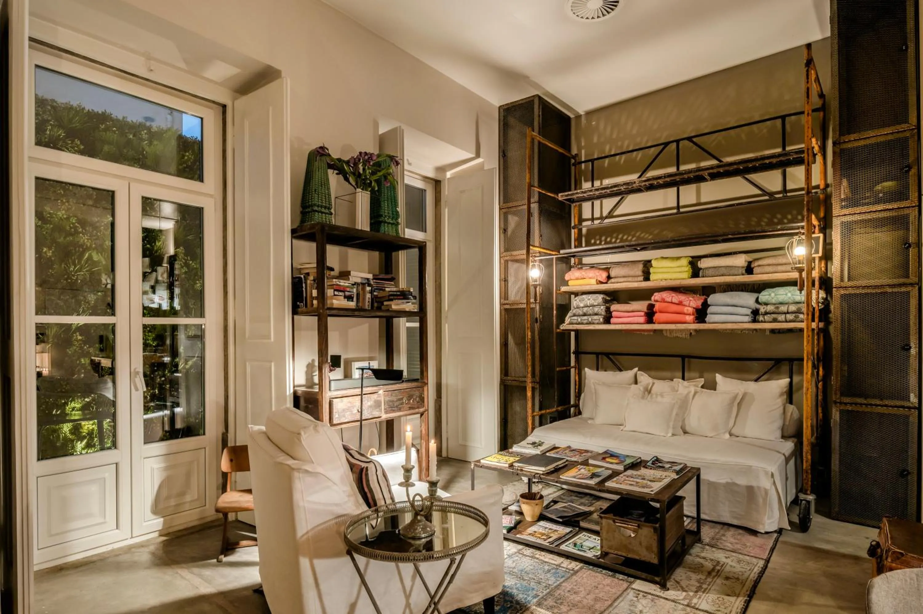 Living room, Bed in Casa das Janelas com Vista