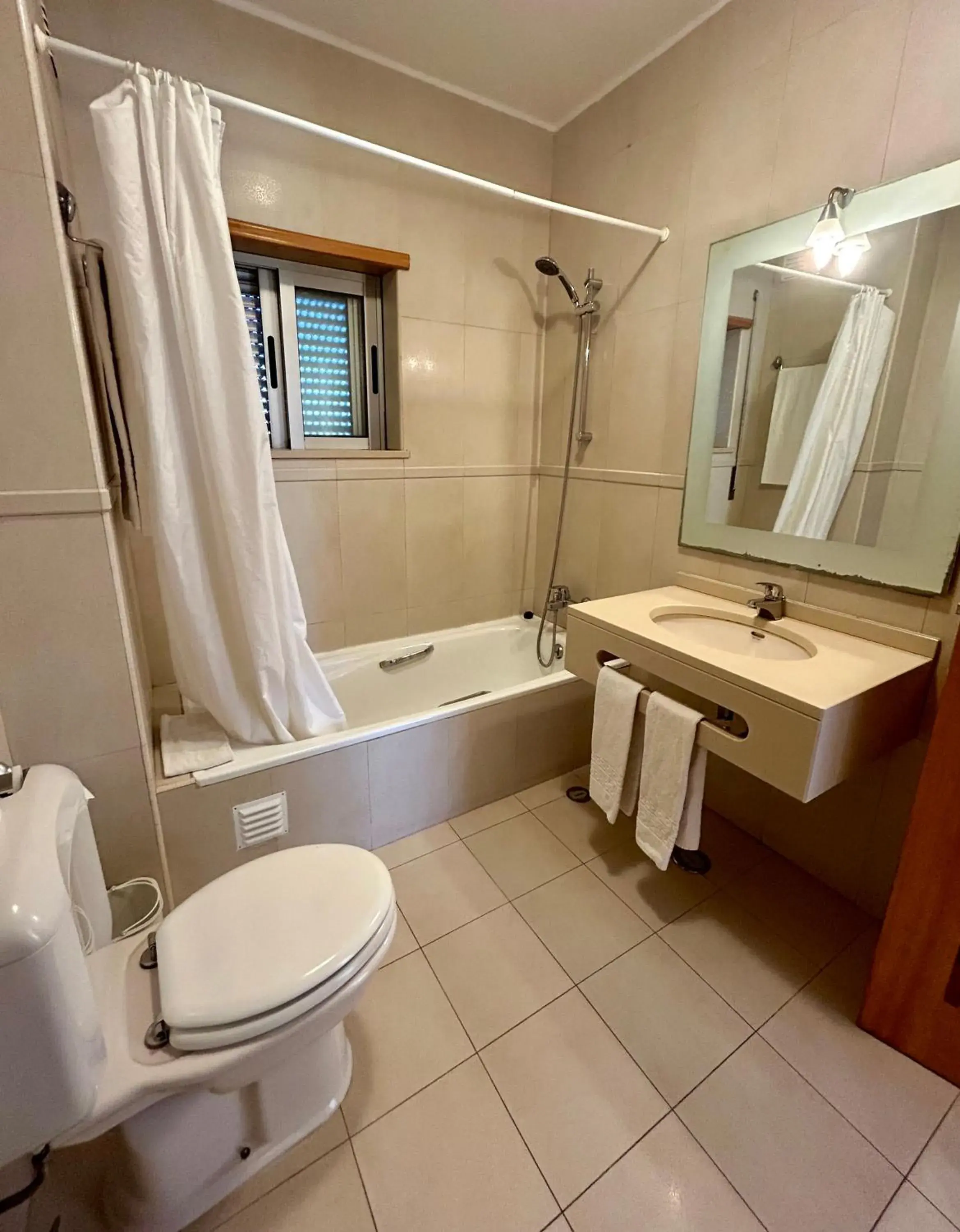 One-Bedroom Apartment with Balcony and Pool View (4 Adults) in Apartamentos Santa Teresinha One-Bedroom Apartment with Balcony and Pool View (4 Adults) in Apartamentos Santa Teresinha