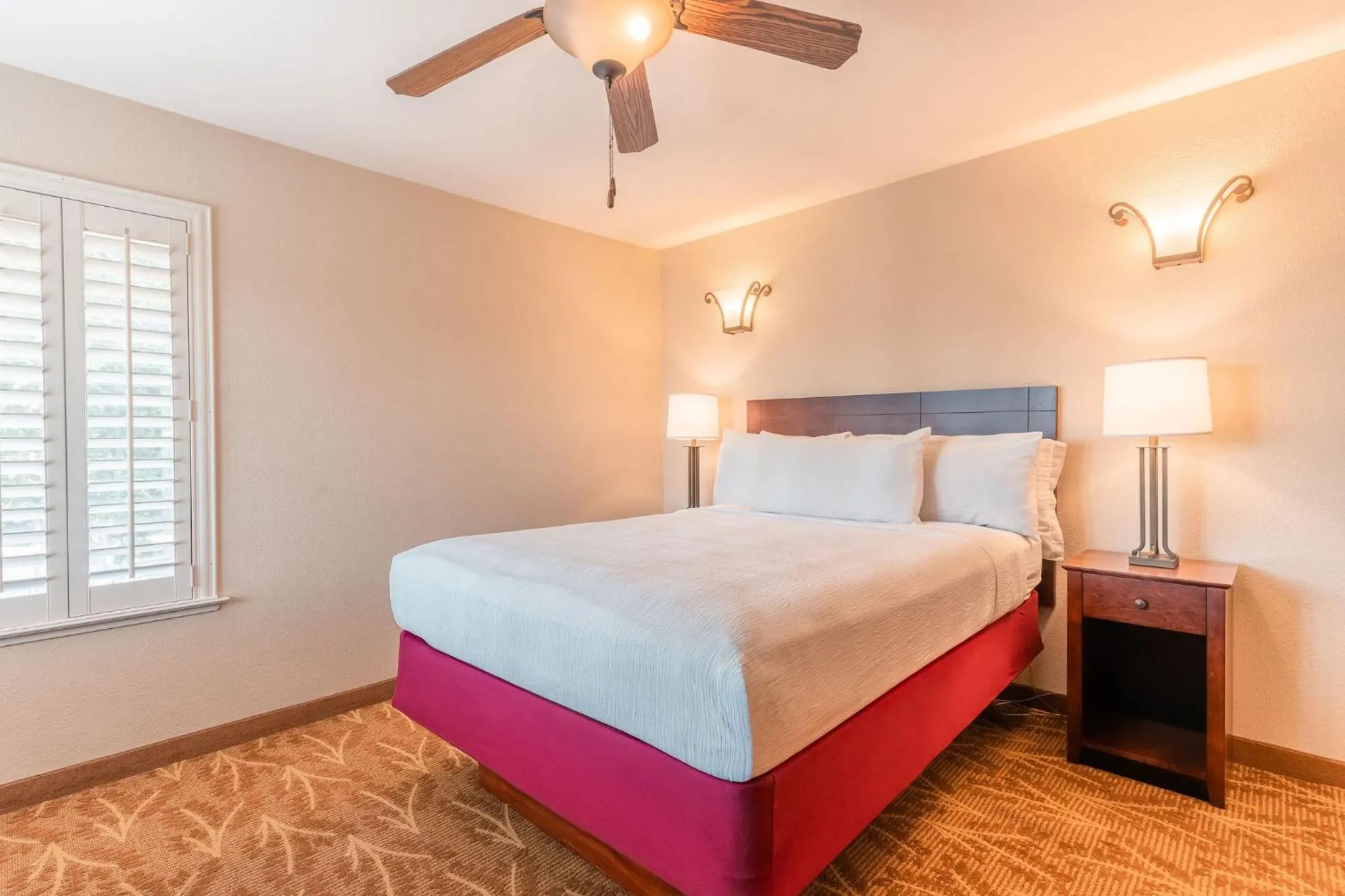 Bedroom, Bed in Governors Inn Hotel Sacramento