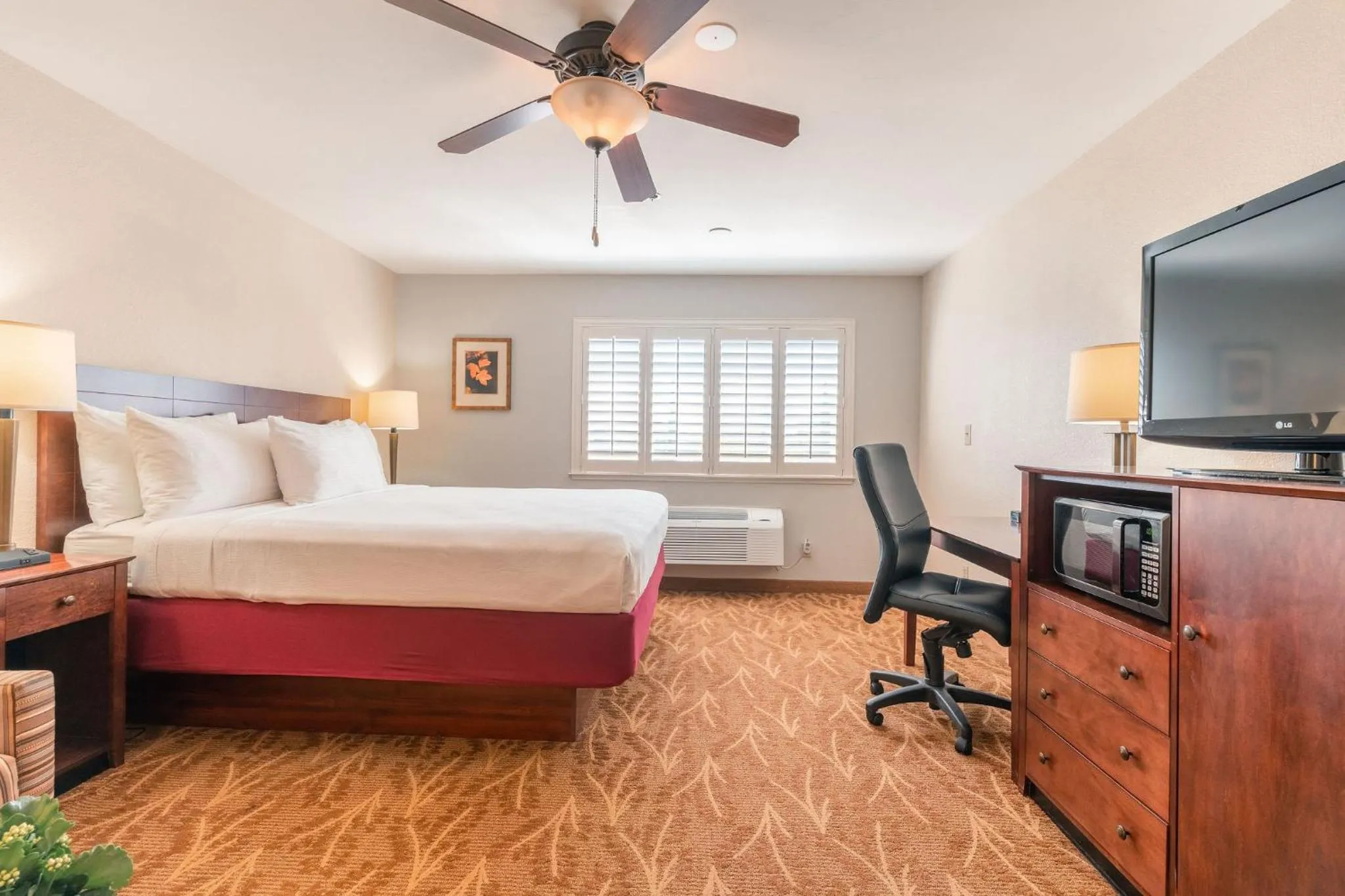 Bedroom, Bed in Governors Inn Hotel Sacramento