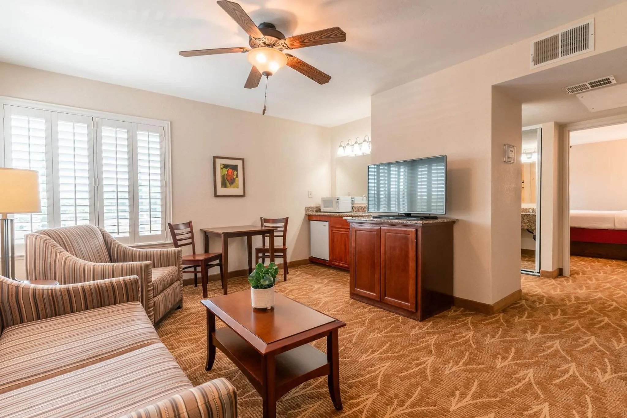 TV and multimedia in Governors Inn Hotel Sacramento