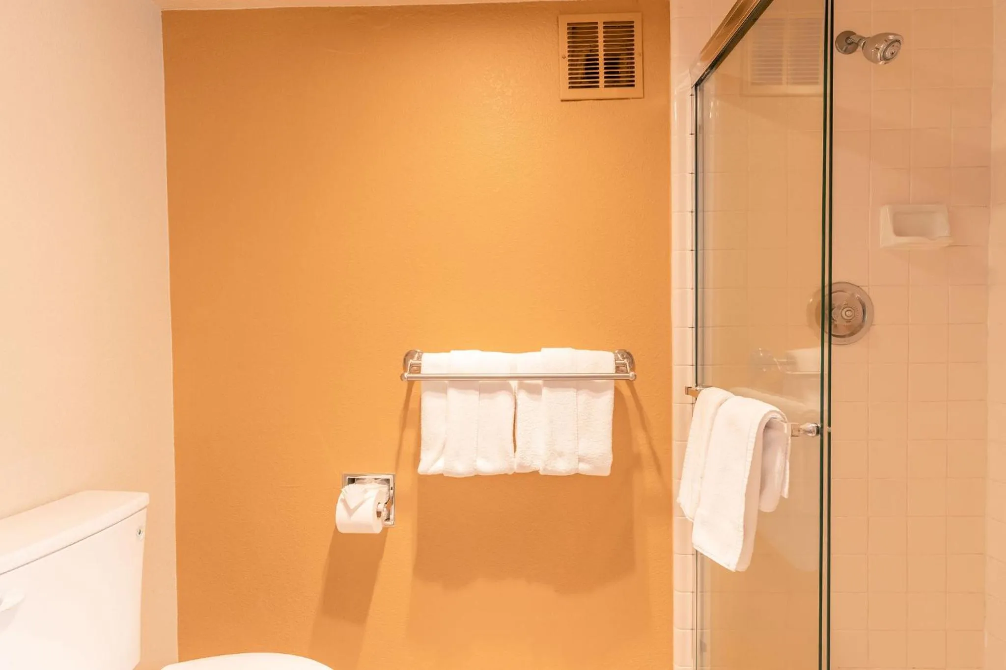 Bathroom in Governors Inn Hotel Sacramento