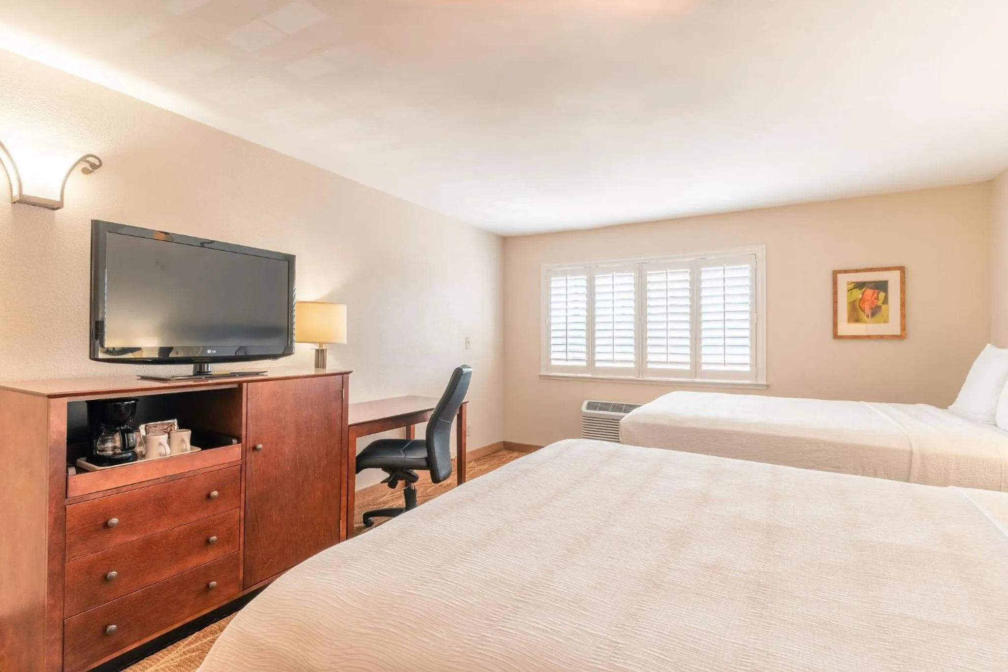 Bed in Governors Inn Hotel Sacramento