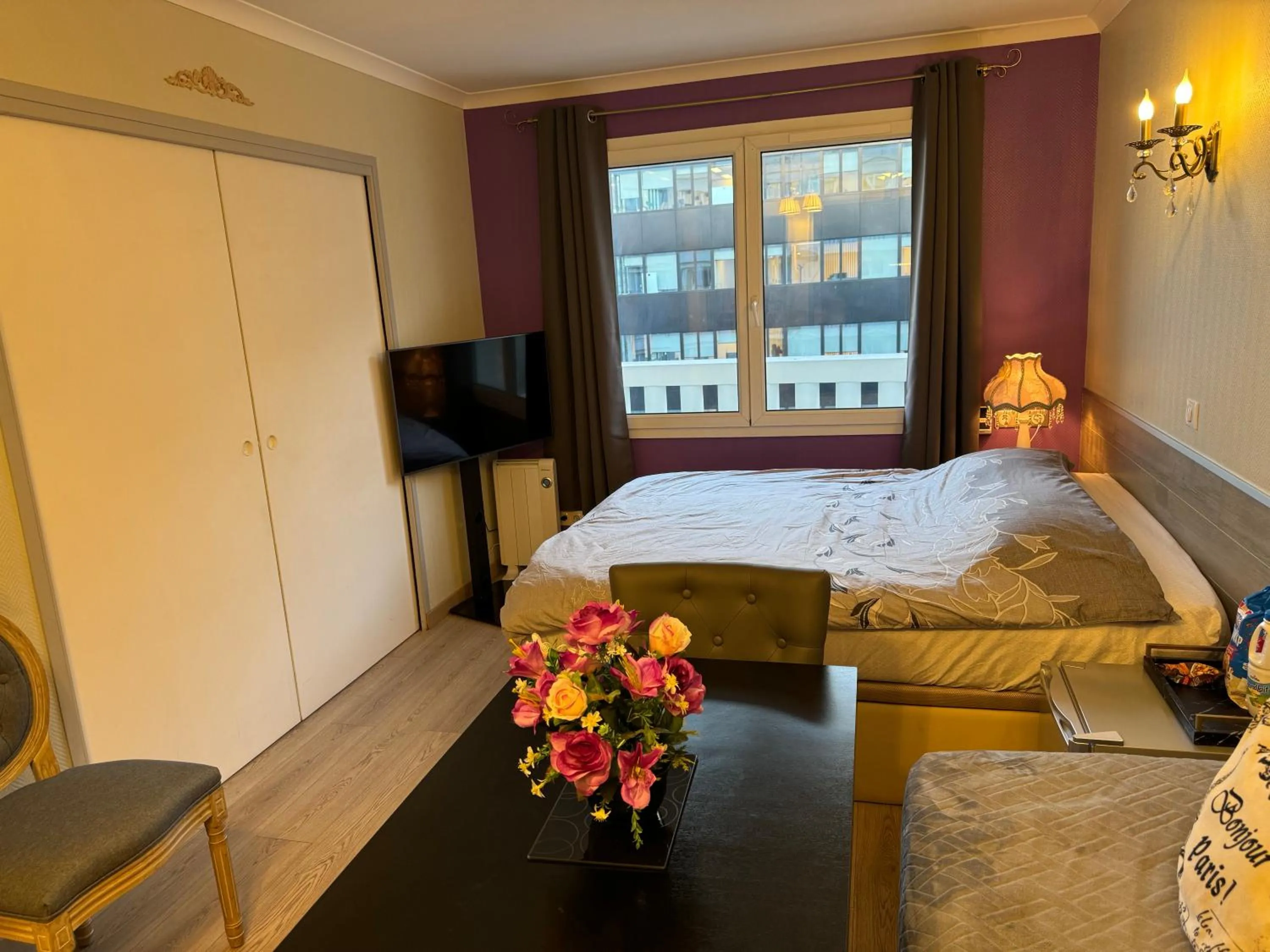 Photo of the whole room, Bed in ALTAMIRA (Paris Expo - Porte de Versailles)