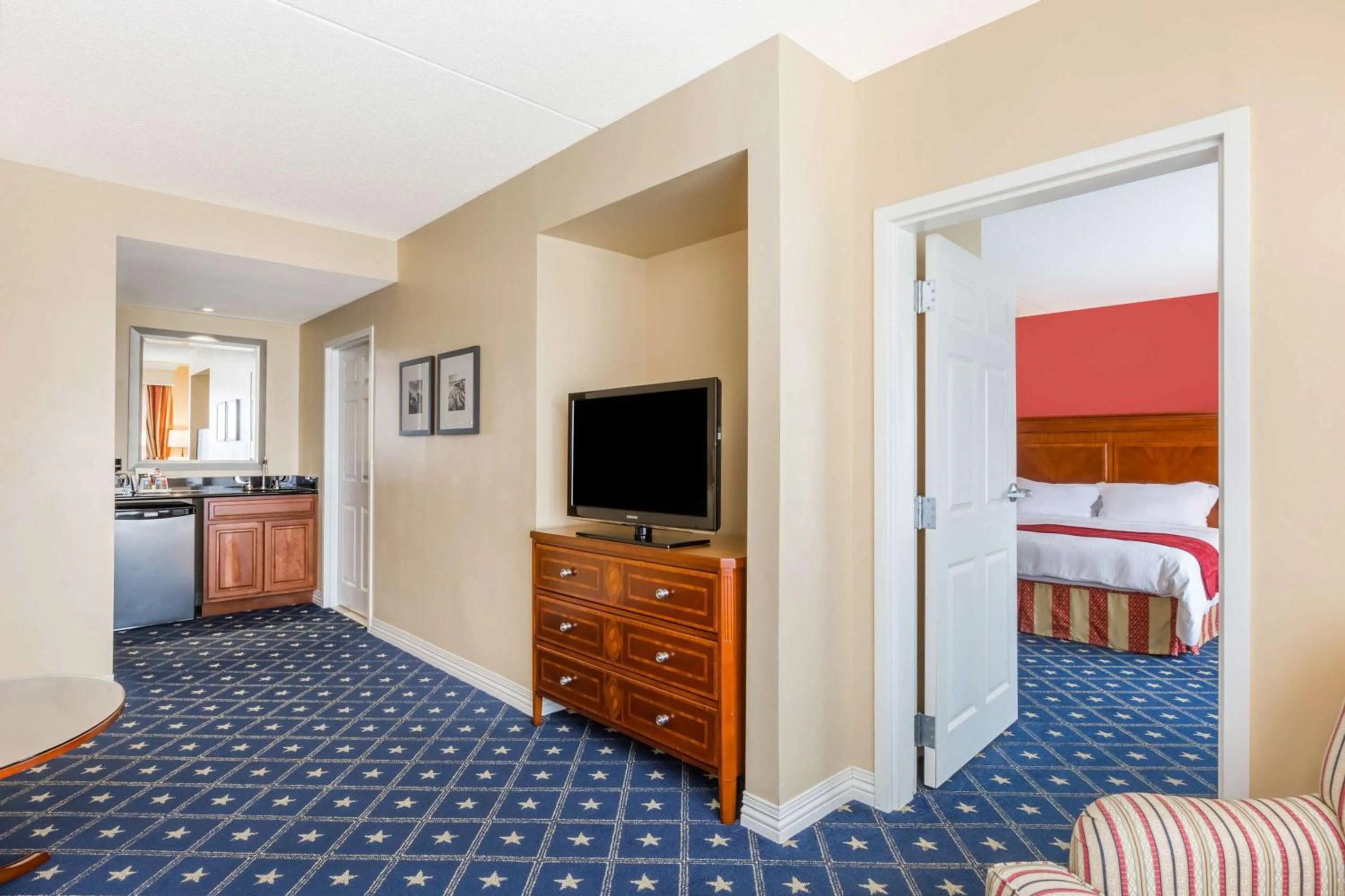 Photo of the whole room, Bed in Wyndham Gettysburg Hotel & Conference Center