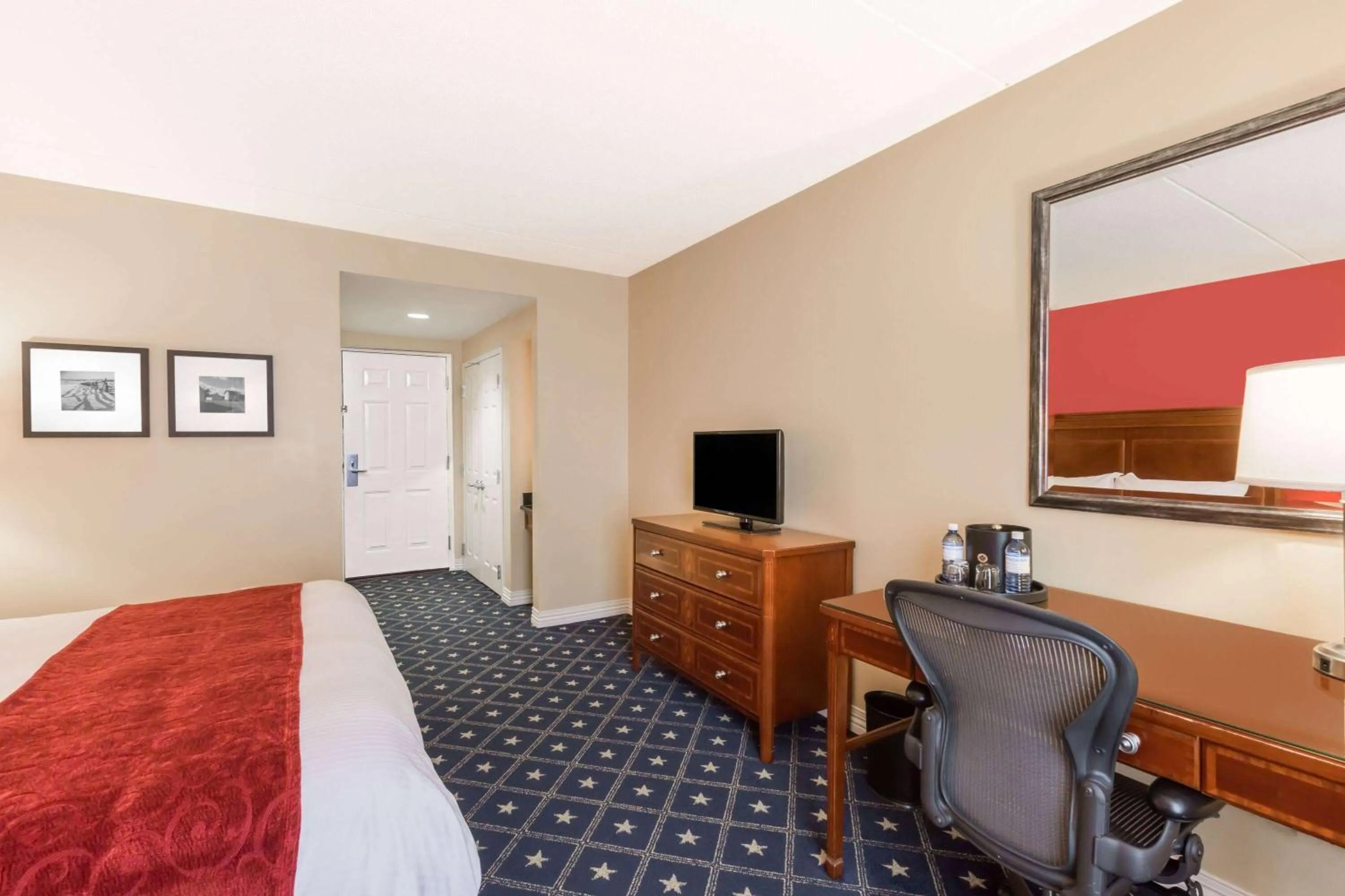 Photo of the whole room, Bed in Wyndham Gettysburg Hotel & Conference Center