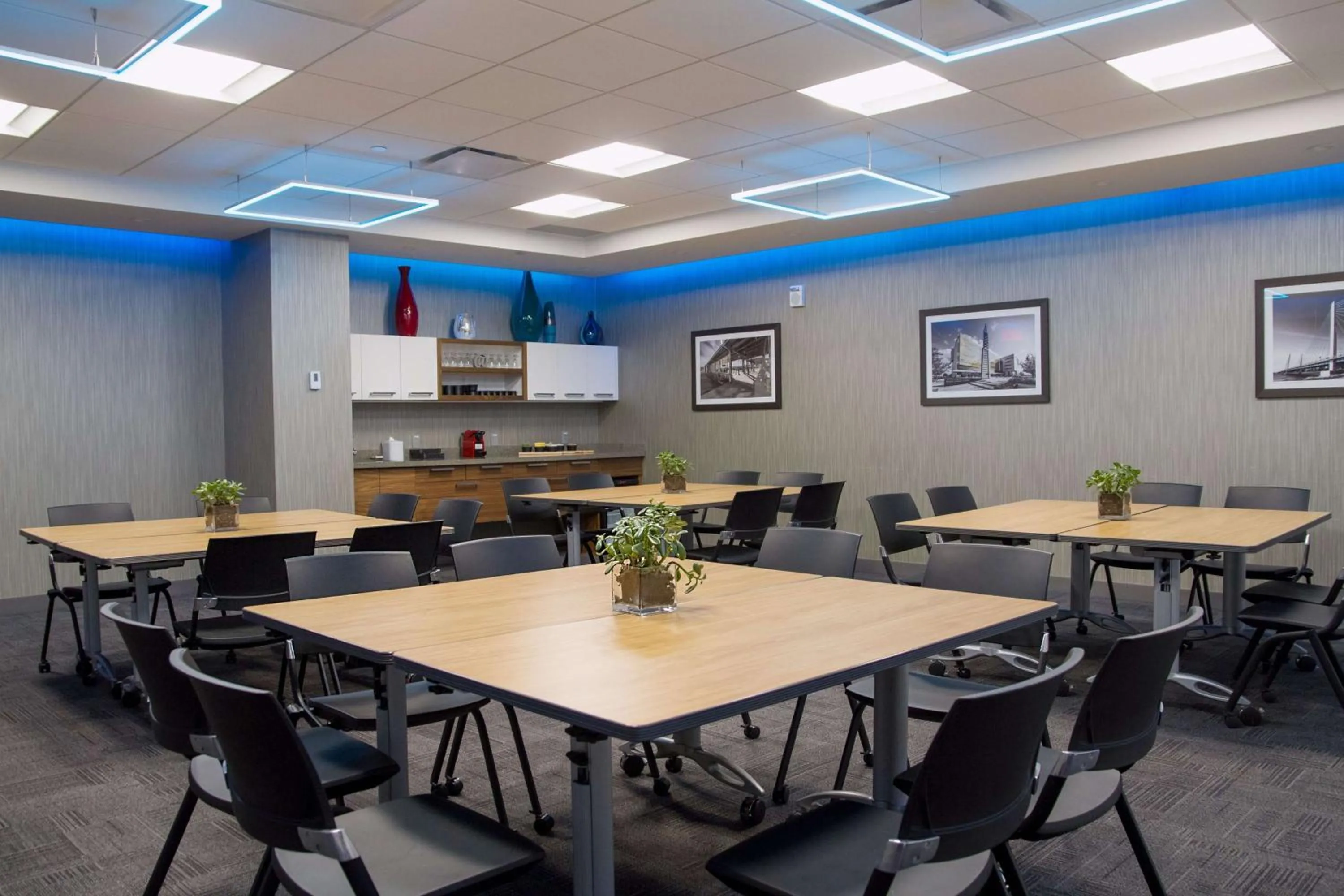 Seating area in Hilton Montreal/Laval