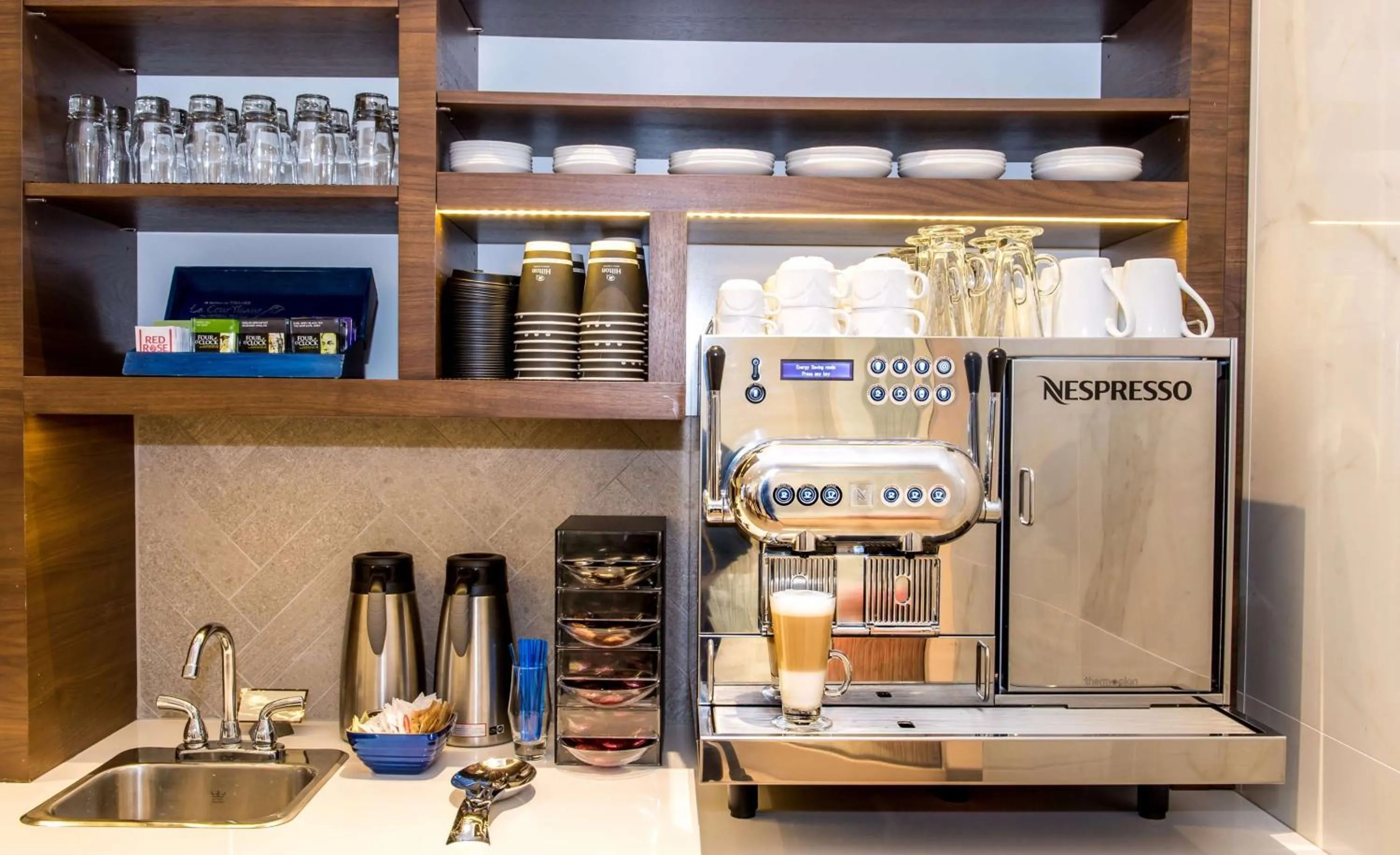 Coffee/tea facilities in Hilton Montreal/Laval