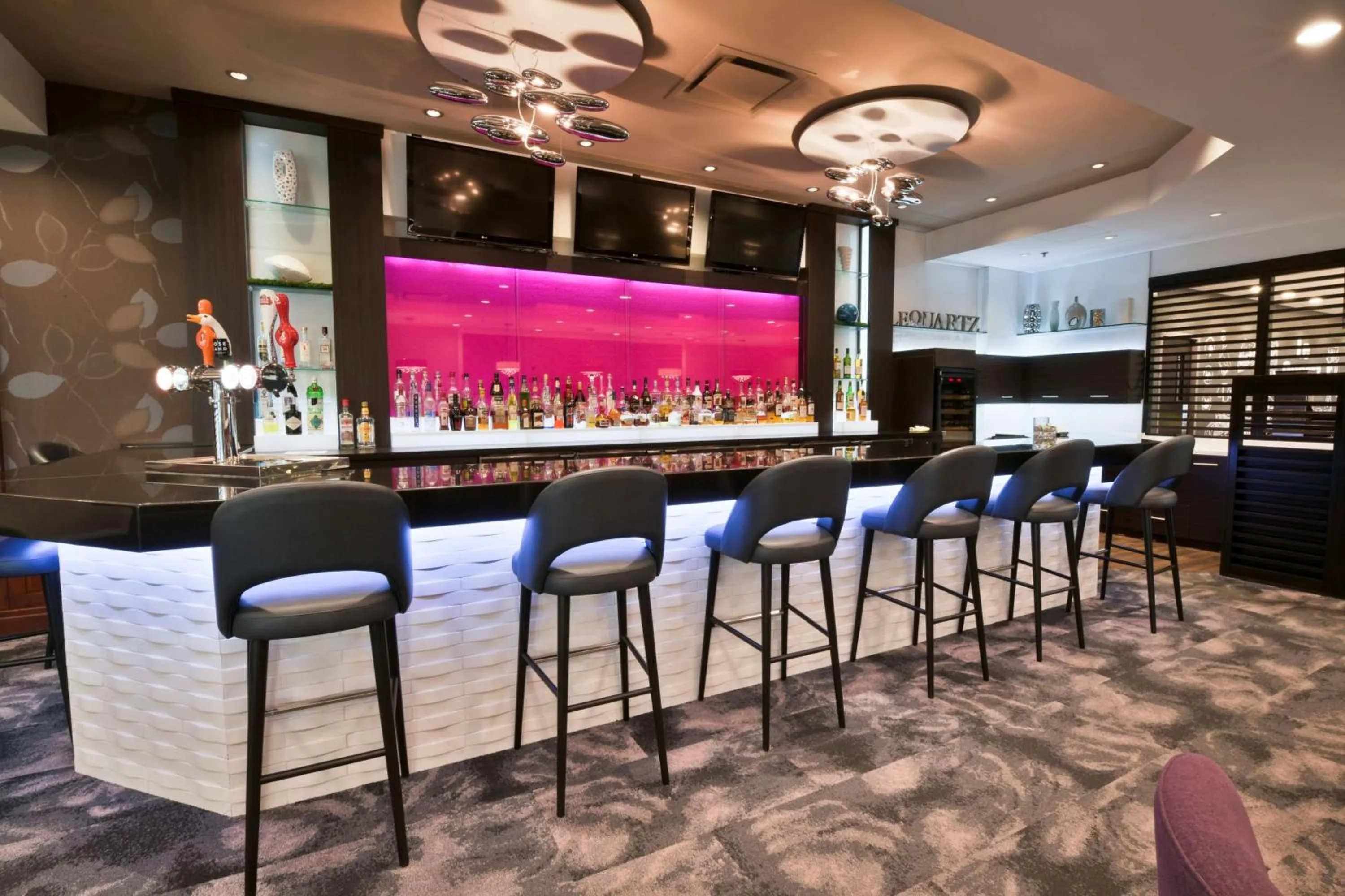 Lounge or bar in Hilton Montreal/Laval