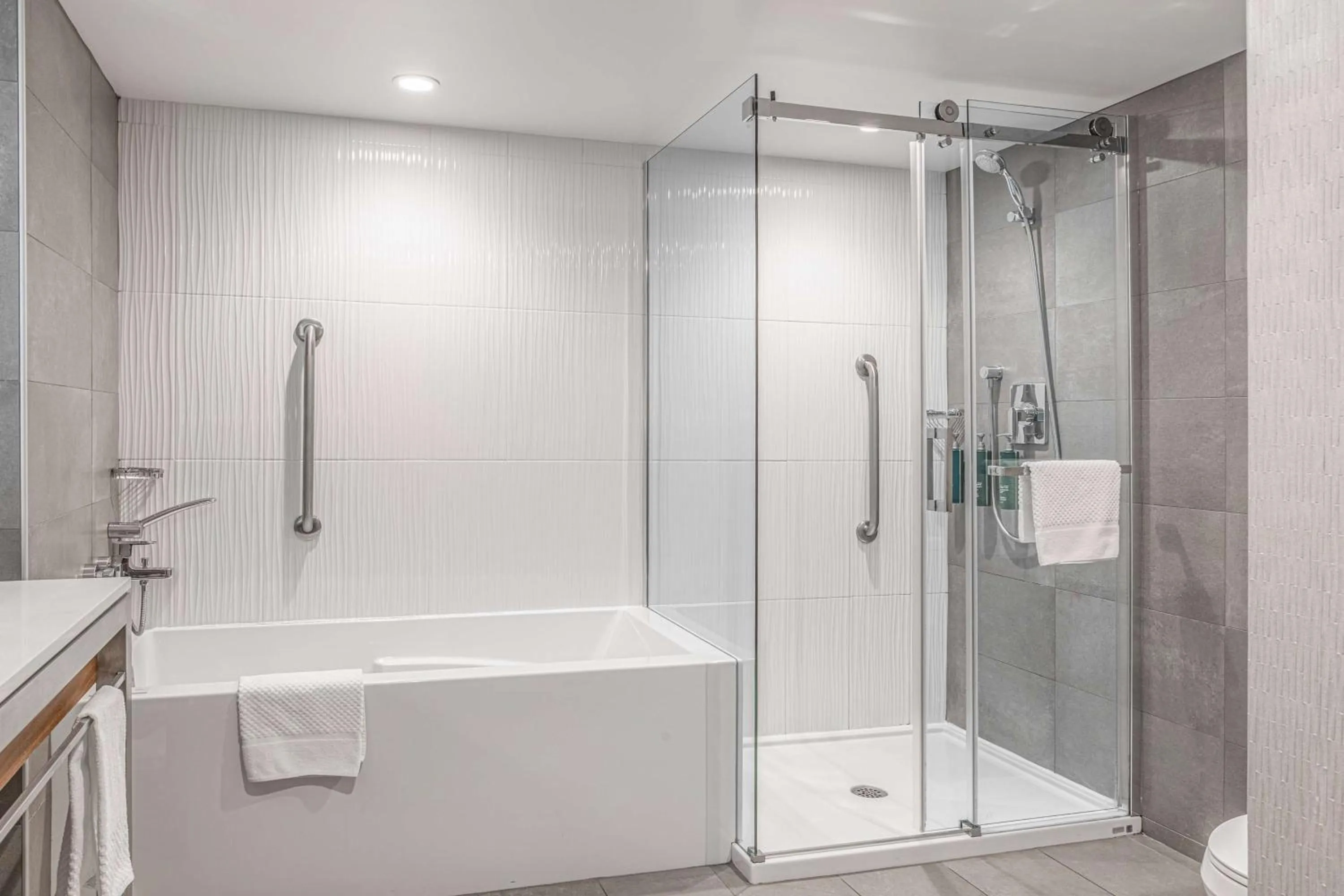 Shower in Hilton Montreal/Laval