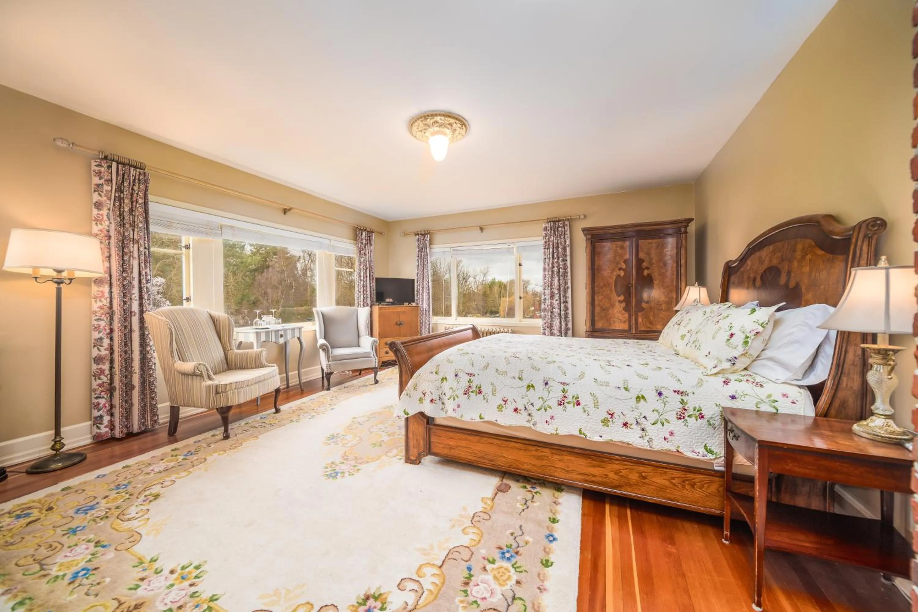 Bed in Dashwood Manor Seaside Bed & Breakfast