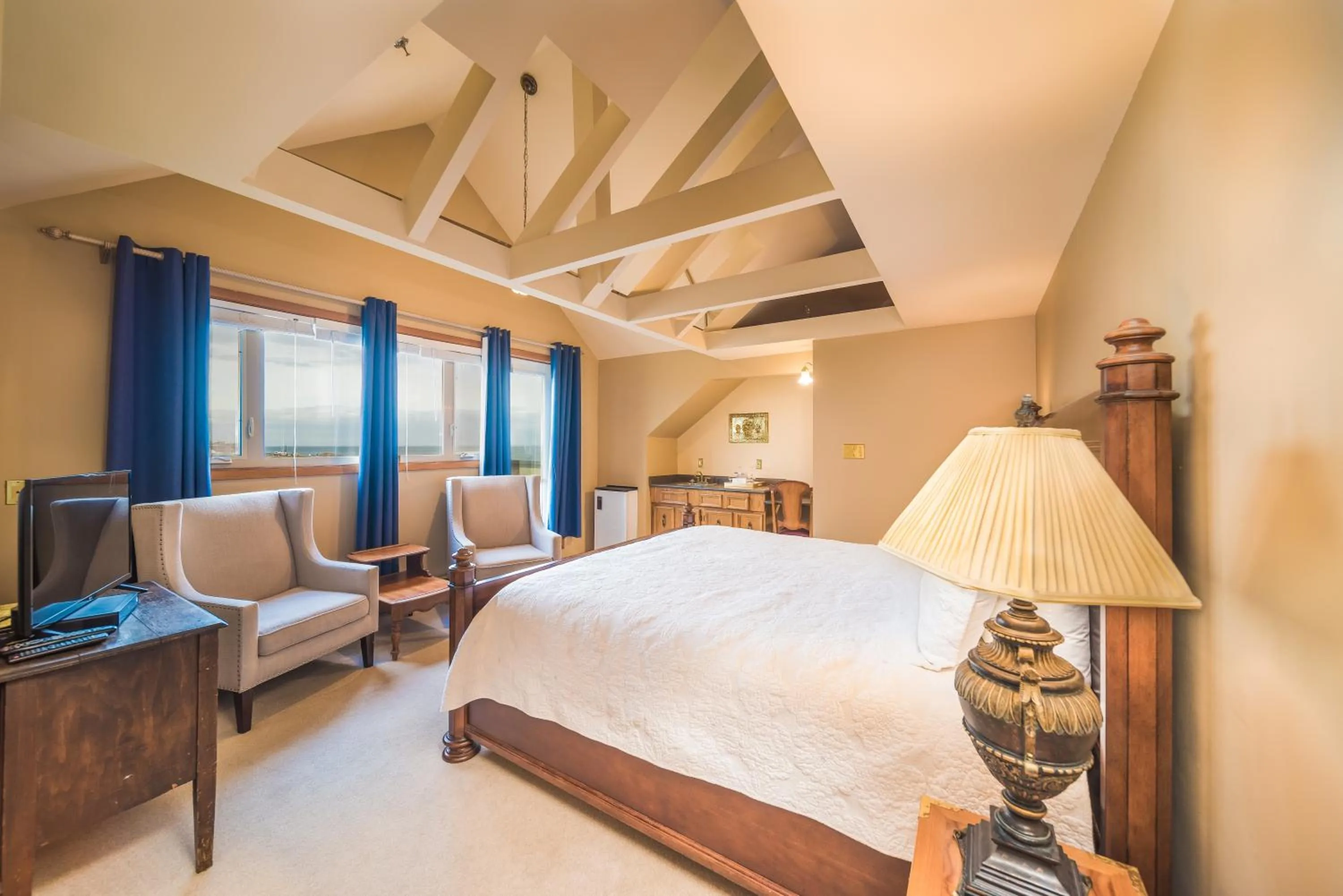 Bed in Dashwood Manor Seaside Bed & Breakfast