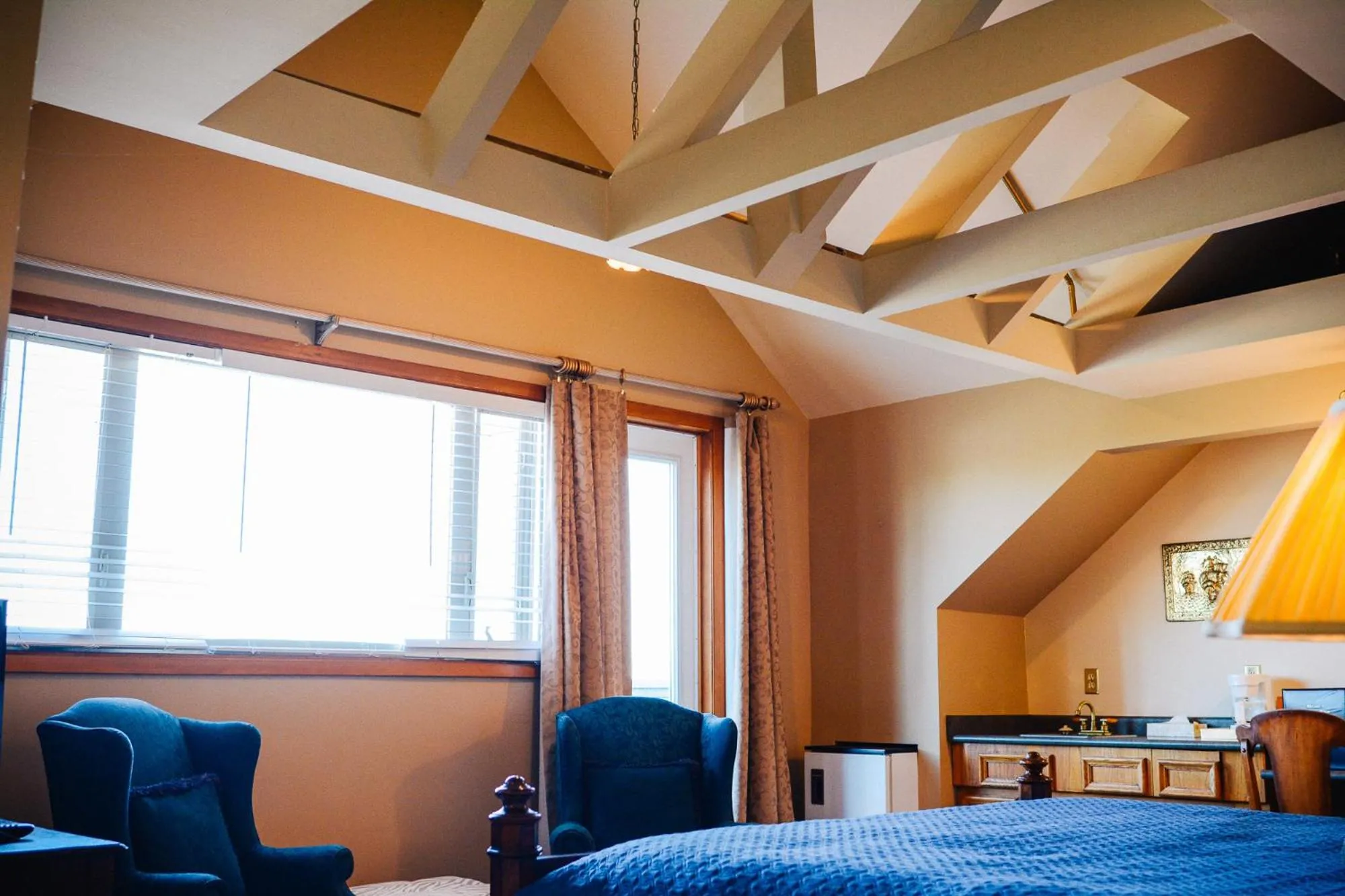 Bed in Dashwood Manor Seaside Bed & Breakfast