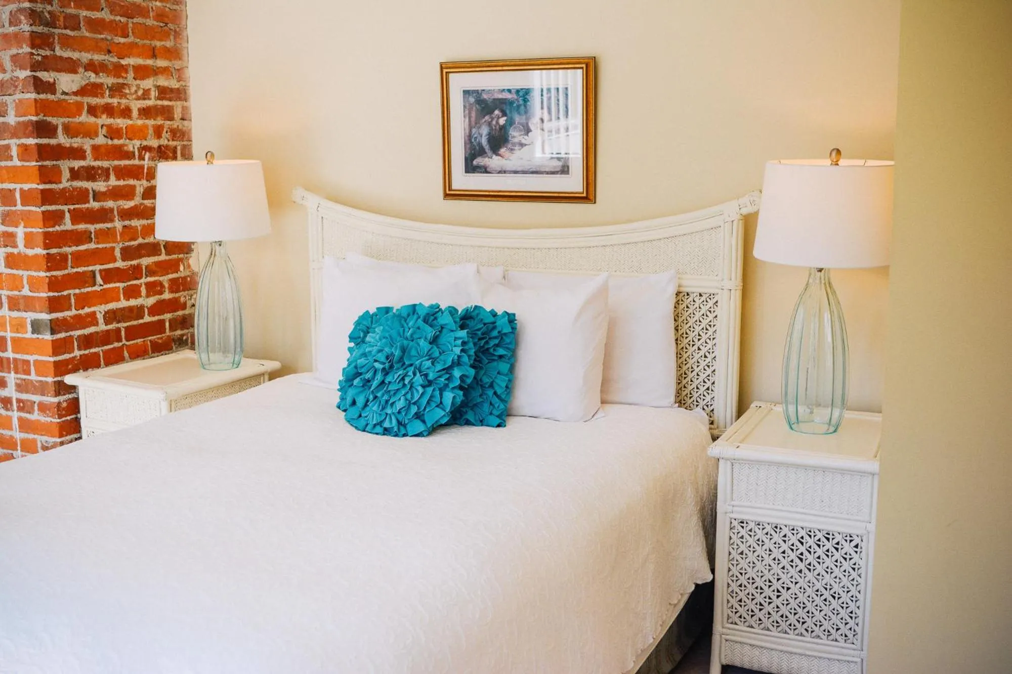 Bed in Dashwood Manor Seaside Bed & Breakfast