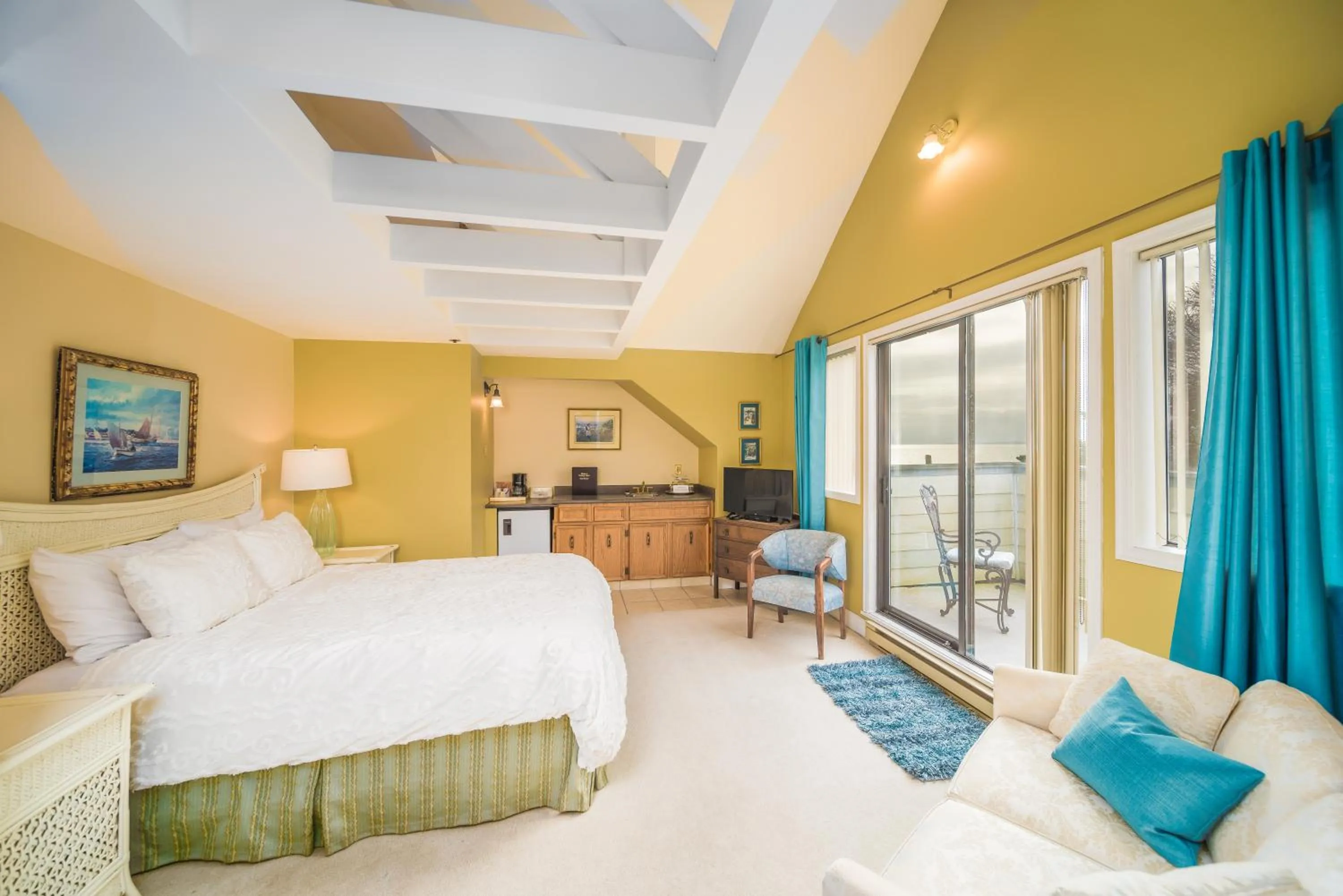 Bed in Dashwood Manor Seaside Bed & Breakfast