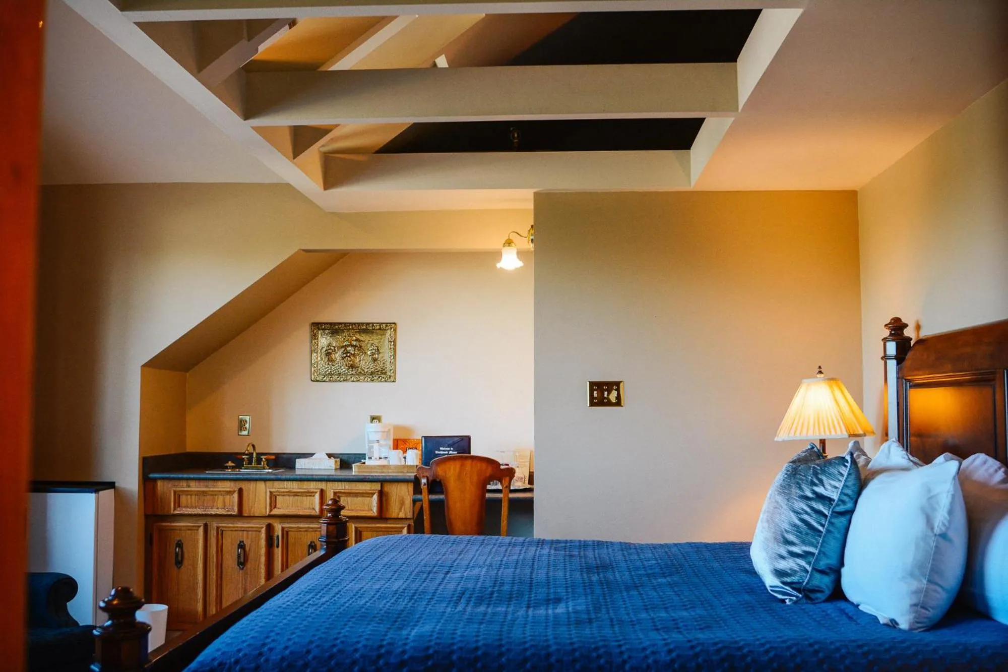 Bed in Dashwood Manor Seaside Bed & Breakfast