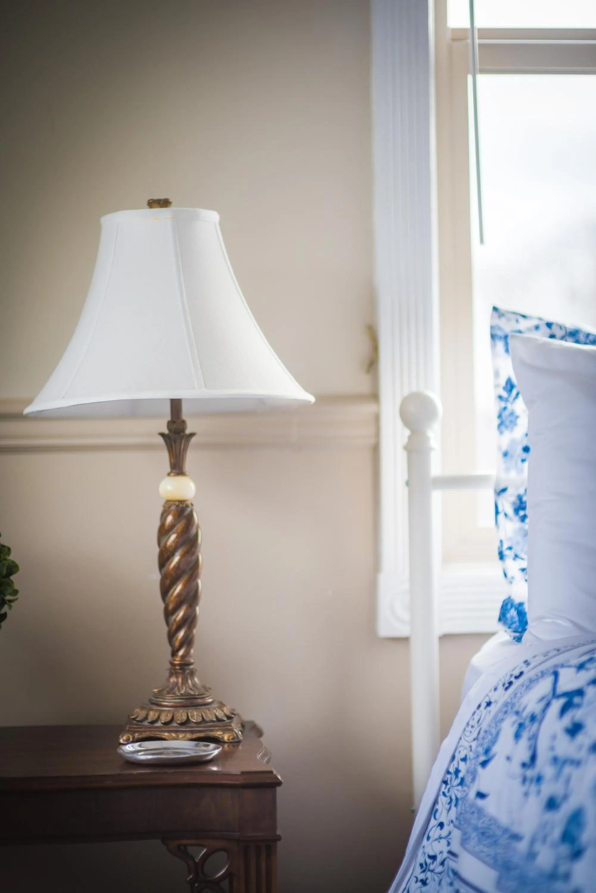 Bed in Dashwood Manor Seaside Bed & Breakfast