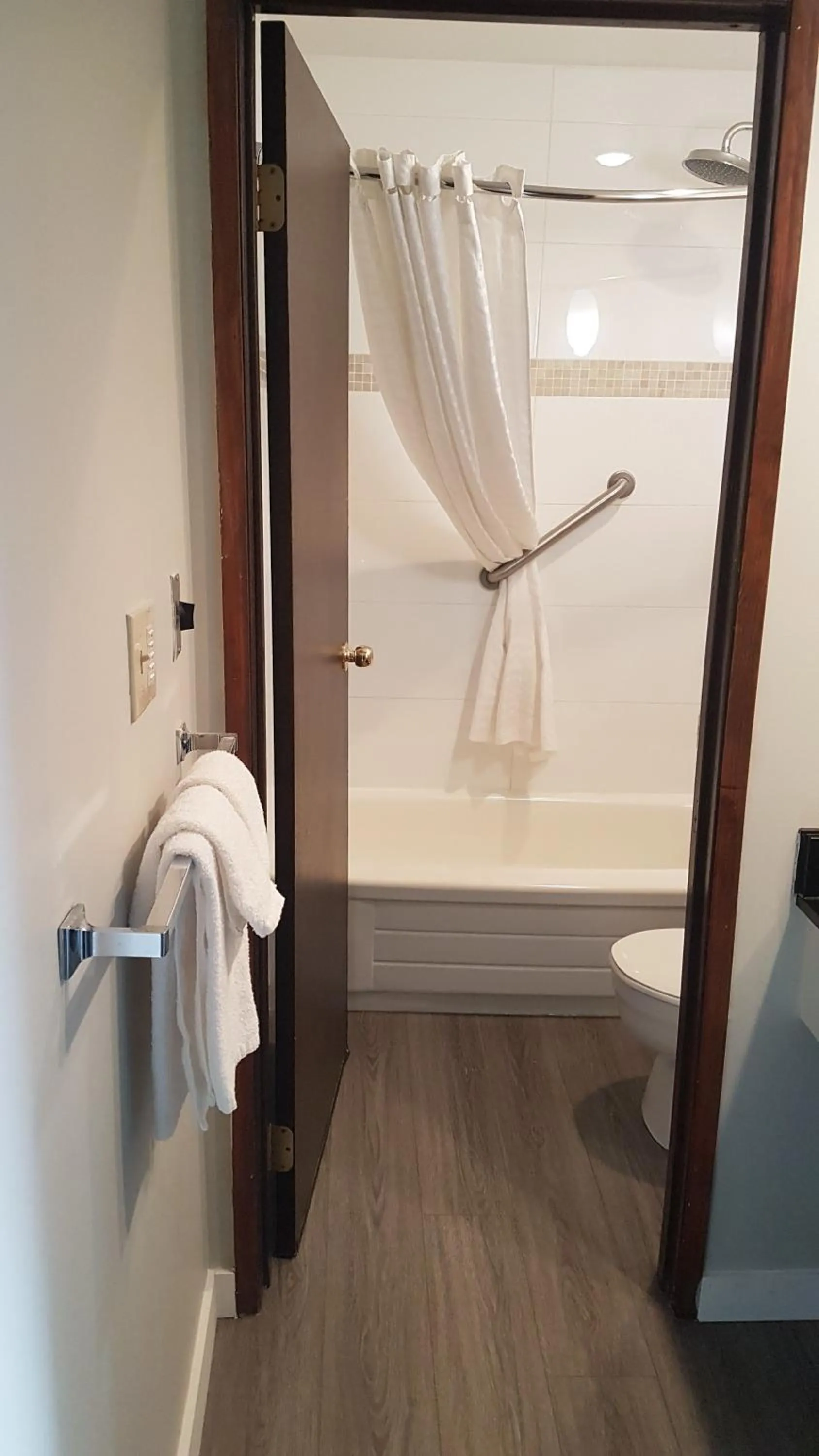 Bathroom in Travelodge by Wyndham Abbotsford Bakerview