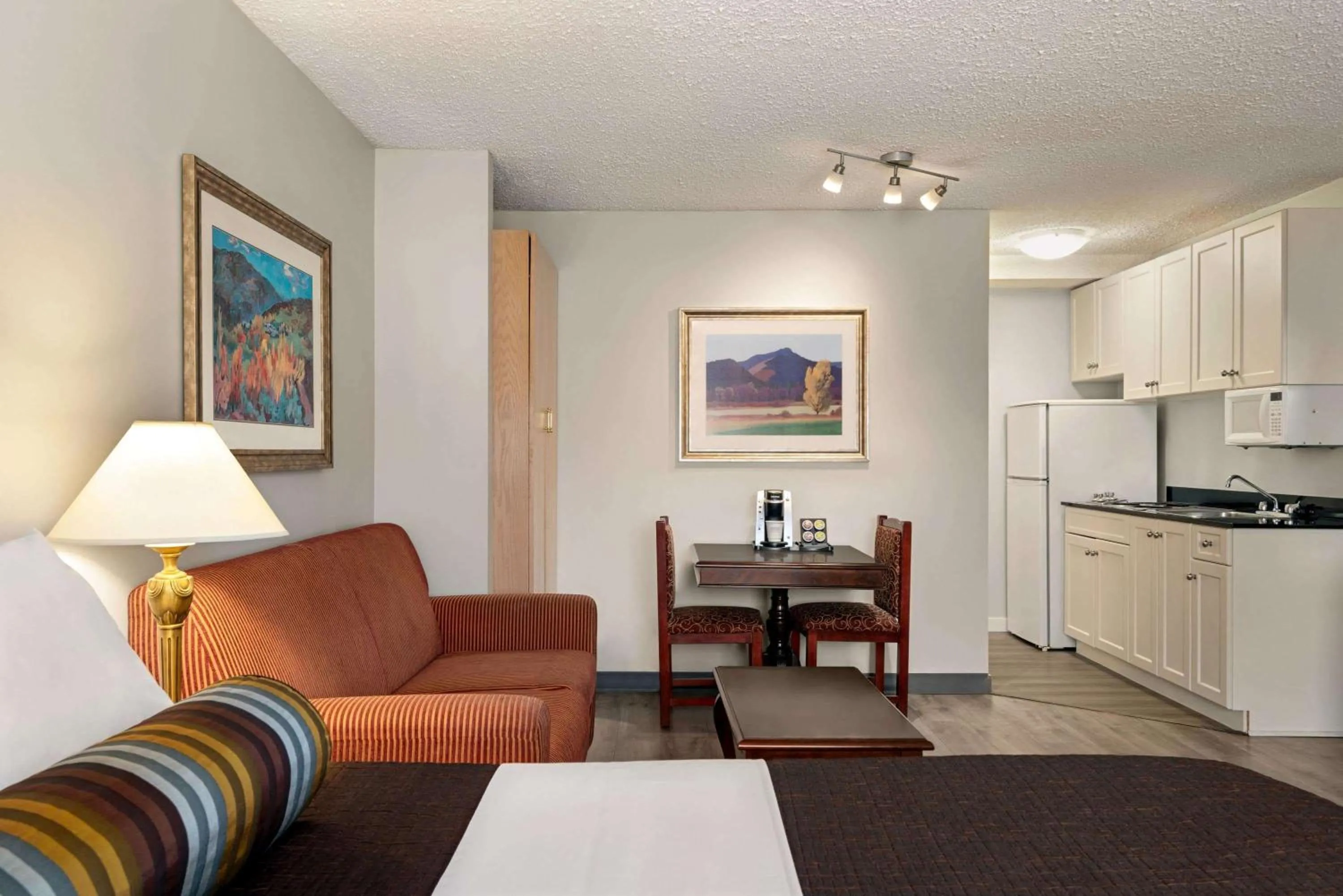 Kitchen or kitchenette, Seating Area in Travelodge by Wyndham Abbotsford Bakerview