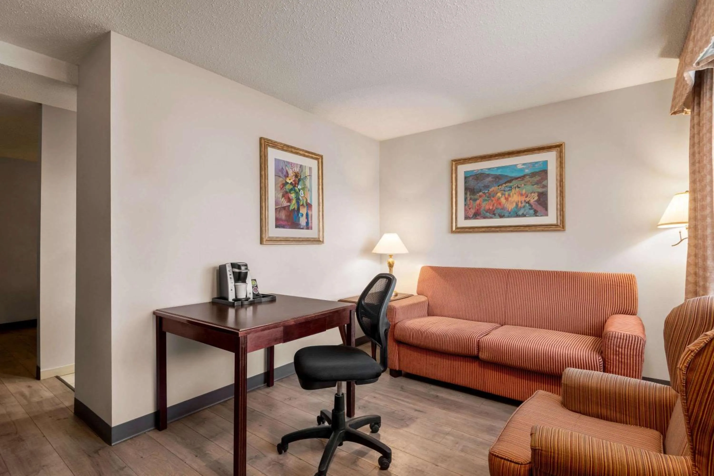 Photo of the whole room, Seating Area in Travelodge by Wyndham Abbotsford Bakerview