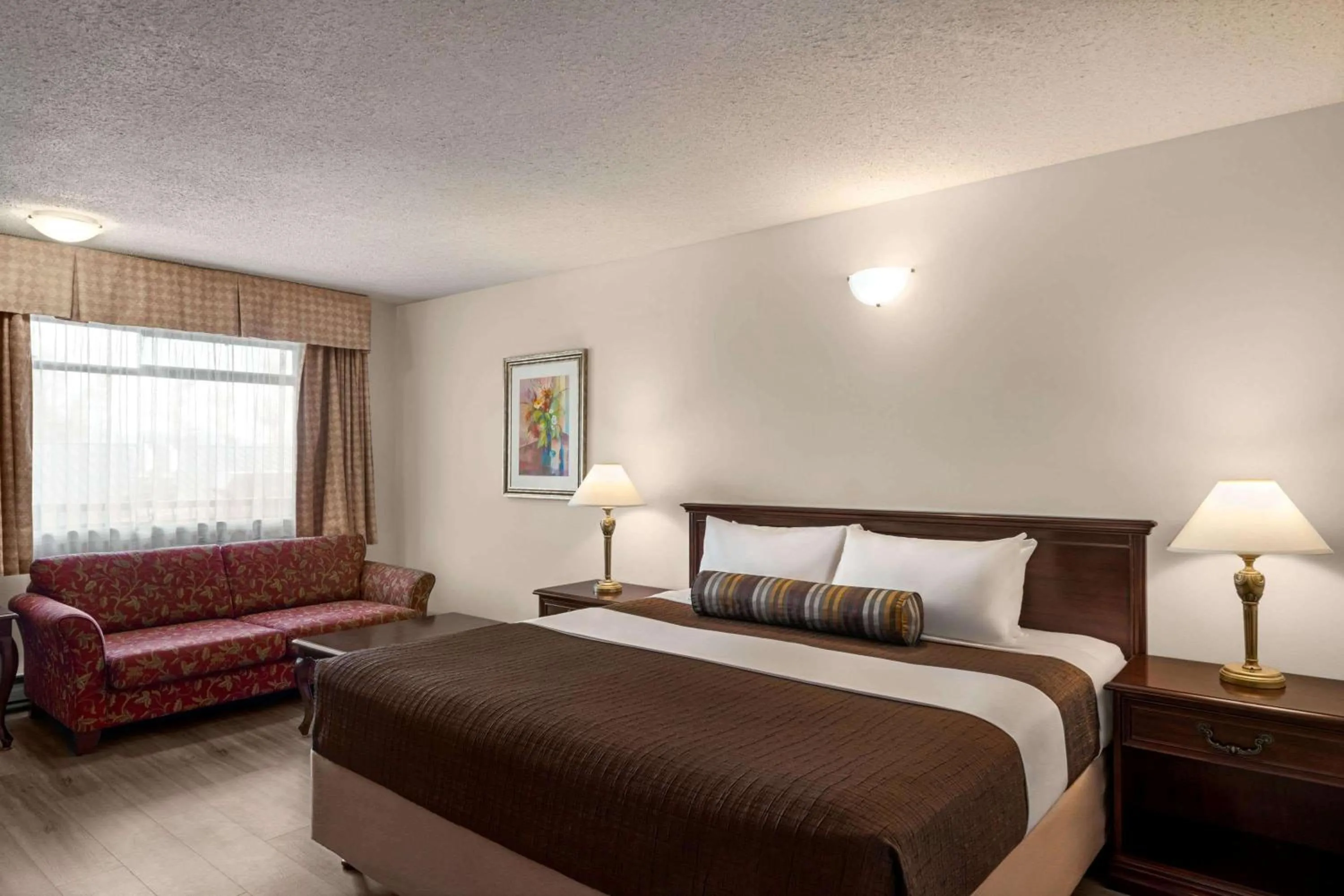 Photo of the whole room in Travelodge by Wyndham Abbotsford Bakerview