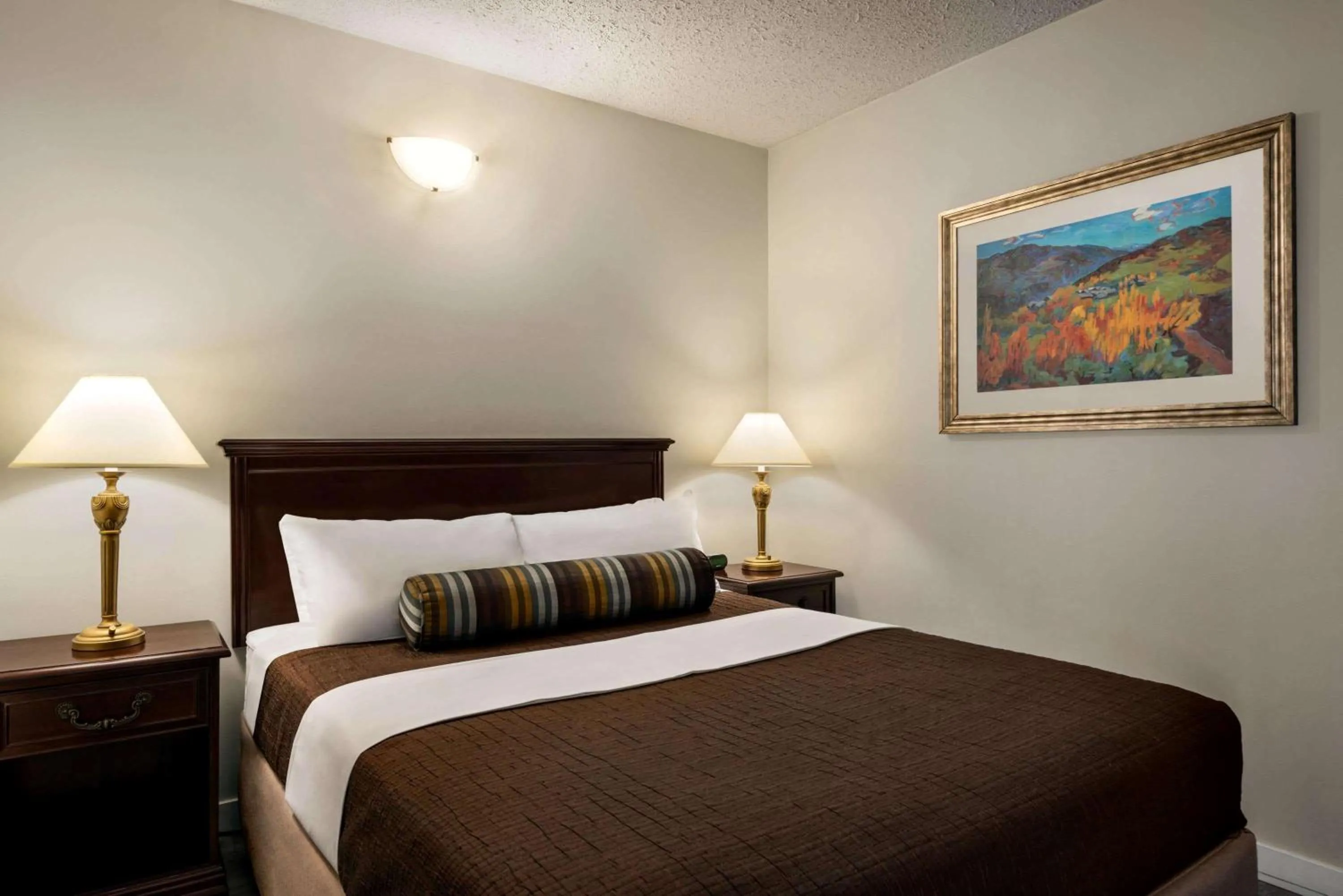 Photo of the whole room in Travelodge by Wyndham Abbotsford Bakerview