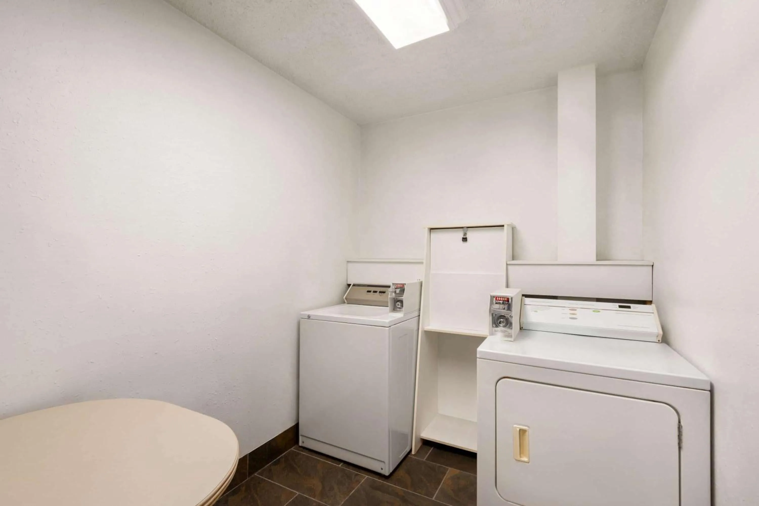 On site, Kitchen/Kitchenette in Travelodge by Wyndham Abbotsford Bakerview