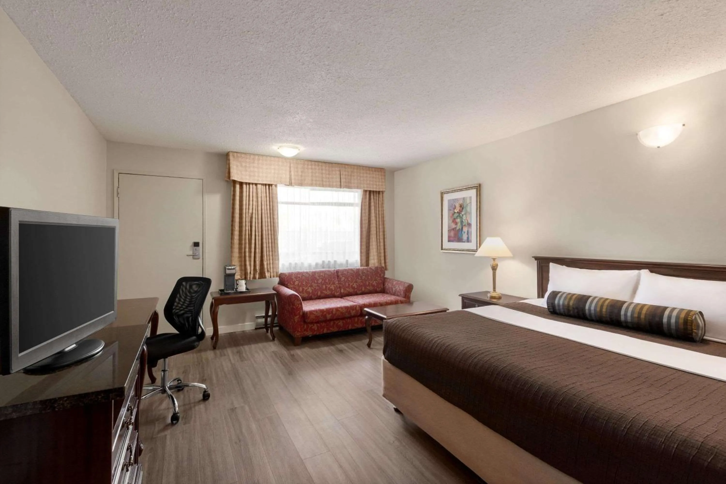 Photo of the whole room, Seating Area in Travelodge by Wyndham Abbotsford Bakerview