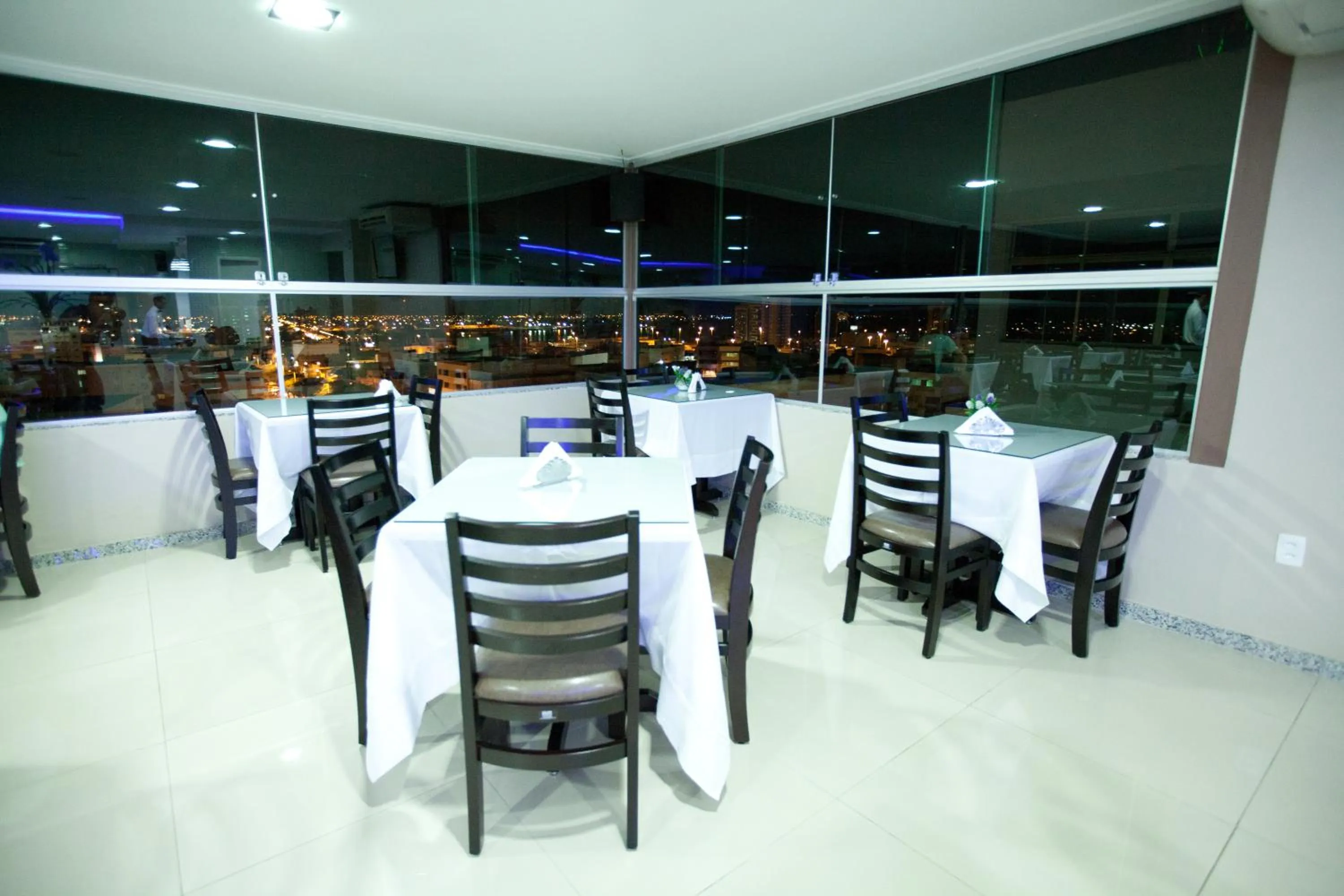 Restaurant/places to eat in JB Hotel