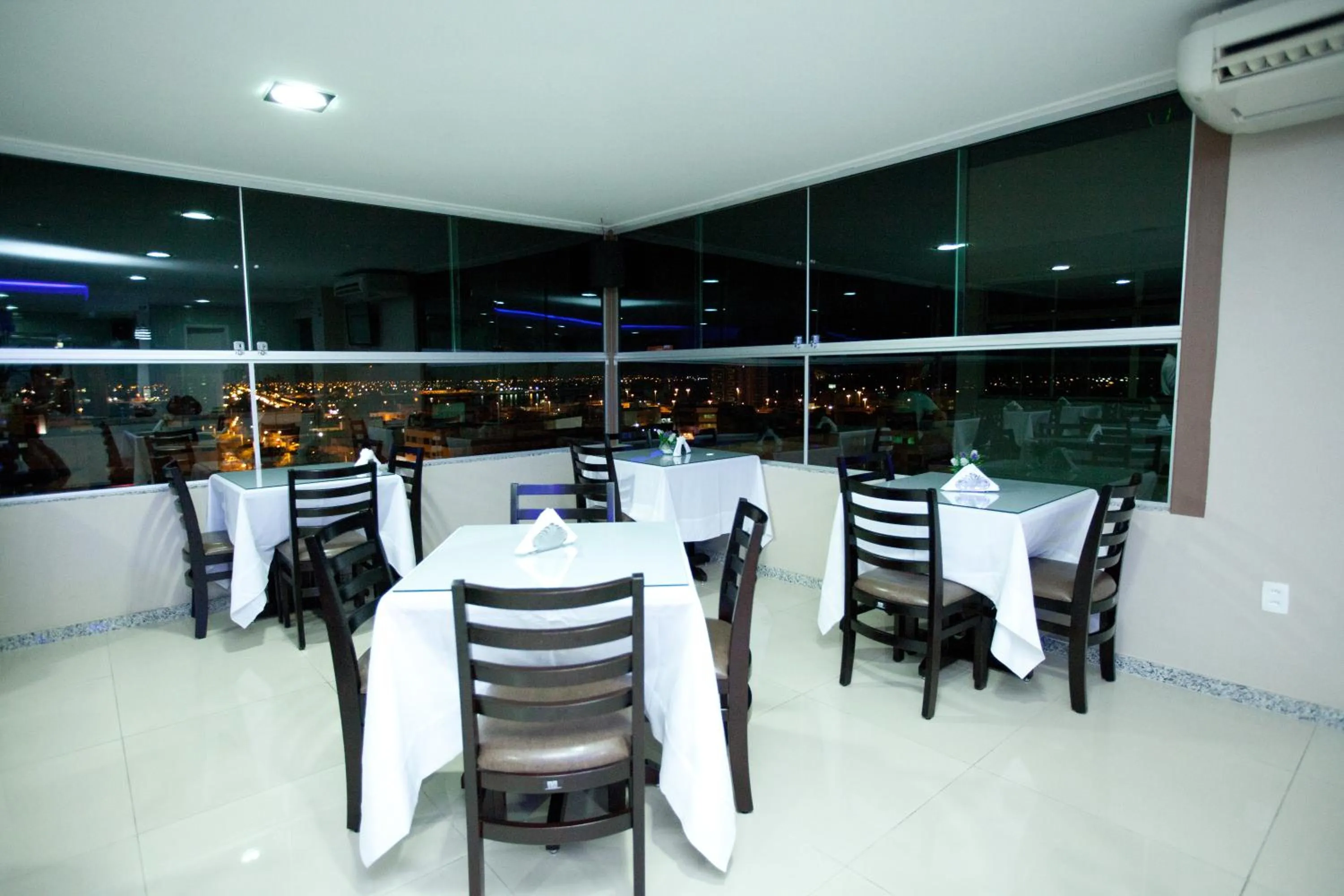 Restaurant/places to eat in JB Hotel