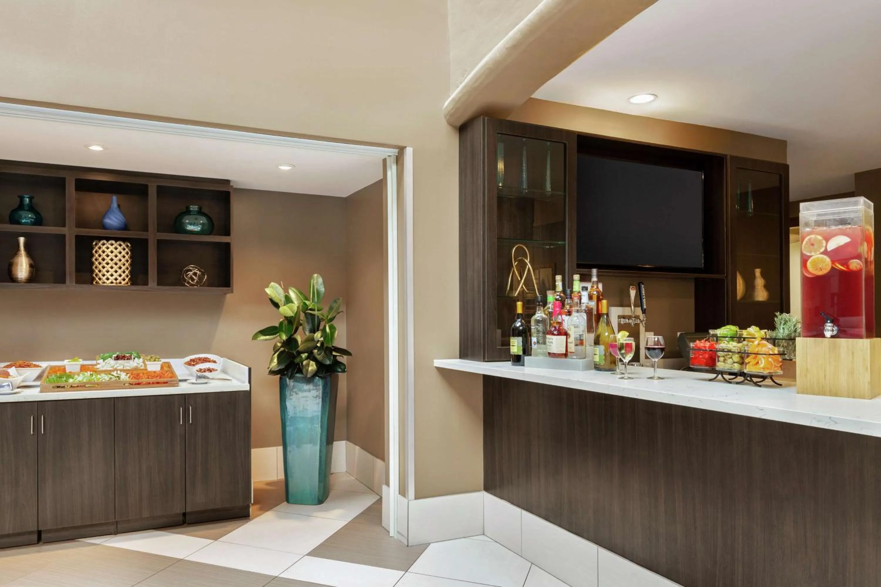 Dining area in Embassy Suites by Hilton Arcadia-Pasadena Area