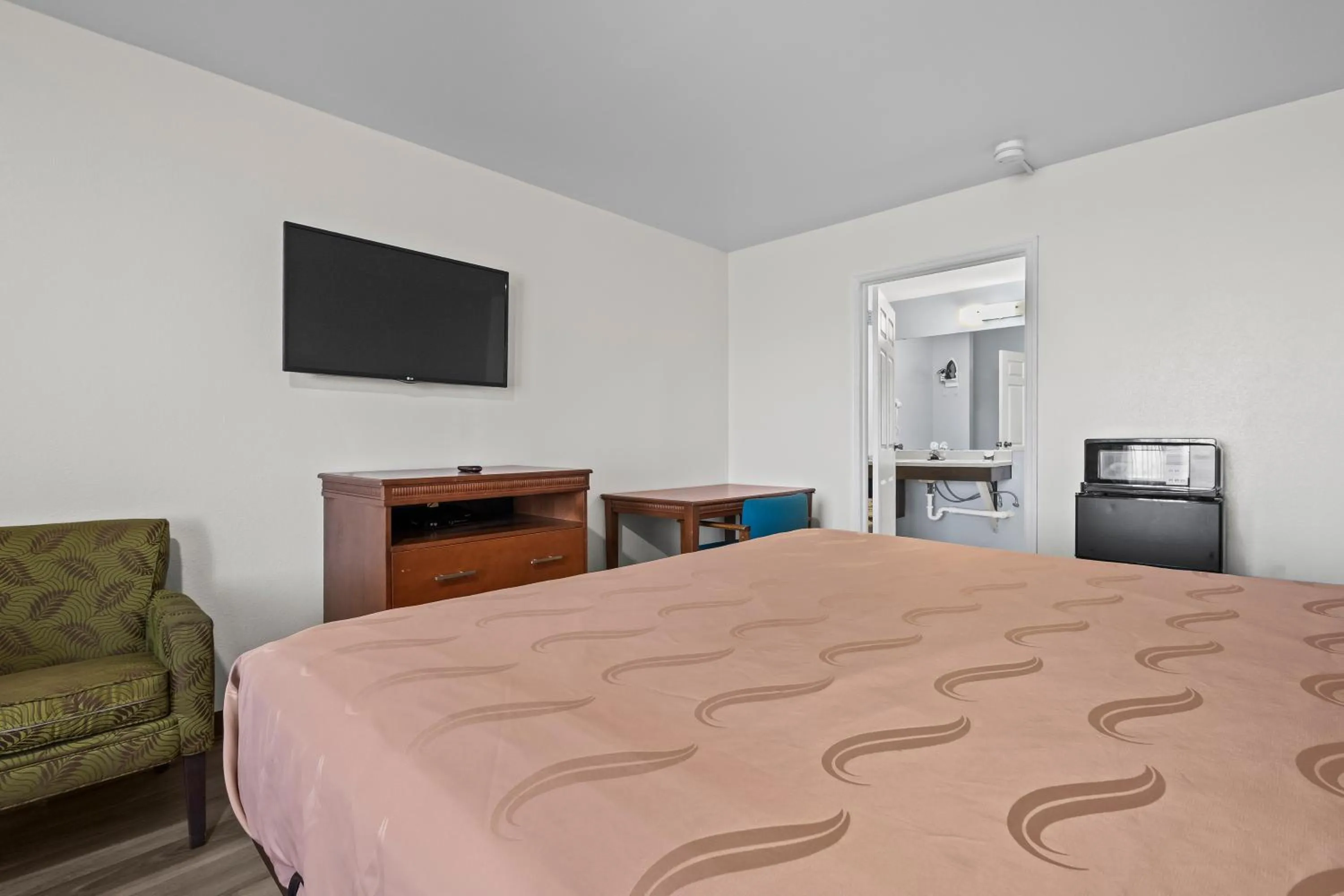 Bedroom, Bed in Capital O First Heritage Inn Rantoul IL I 57