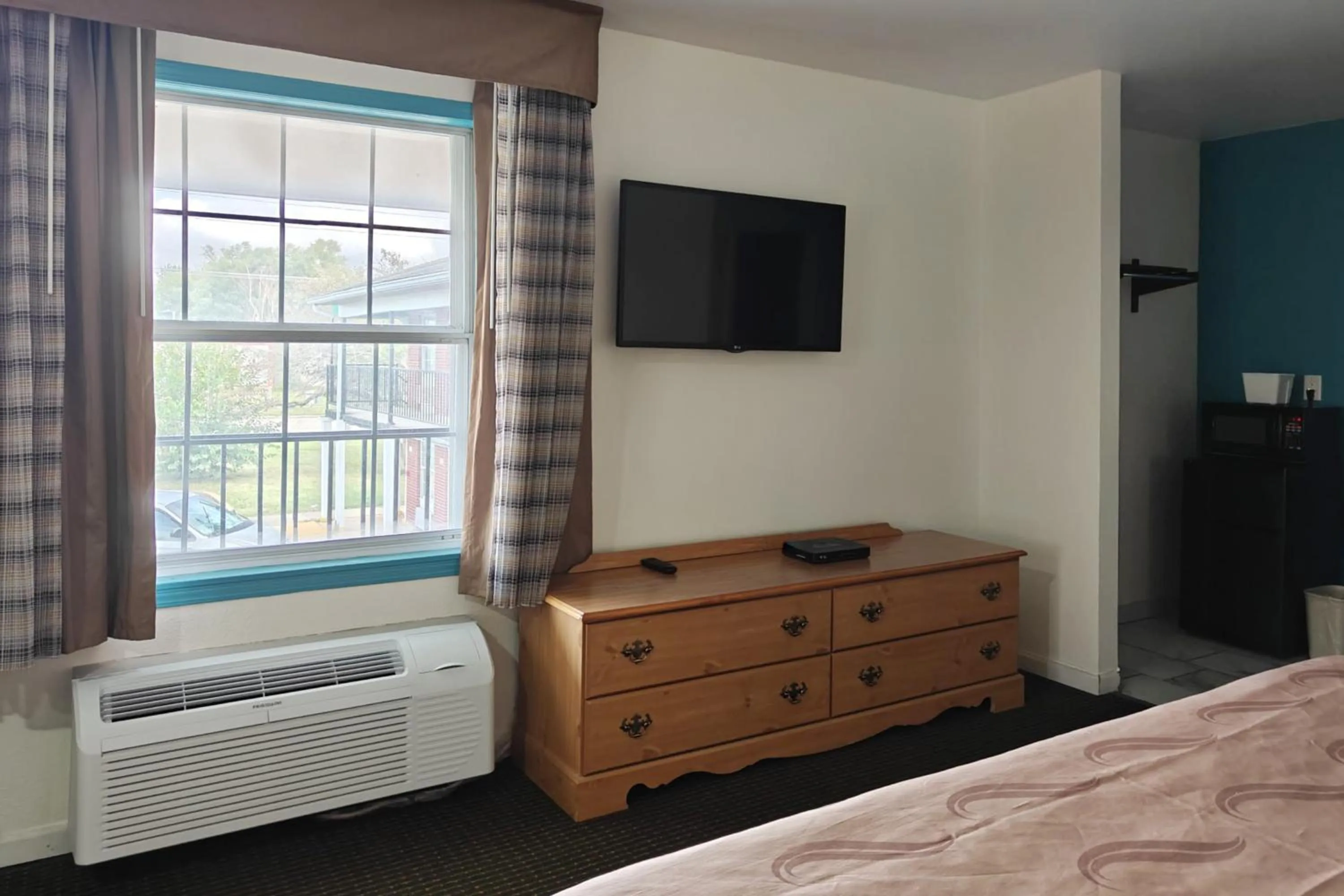 TV and multimedia, Bed in Capital O First Heritage Inn Rantoul IL I 57