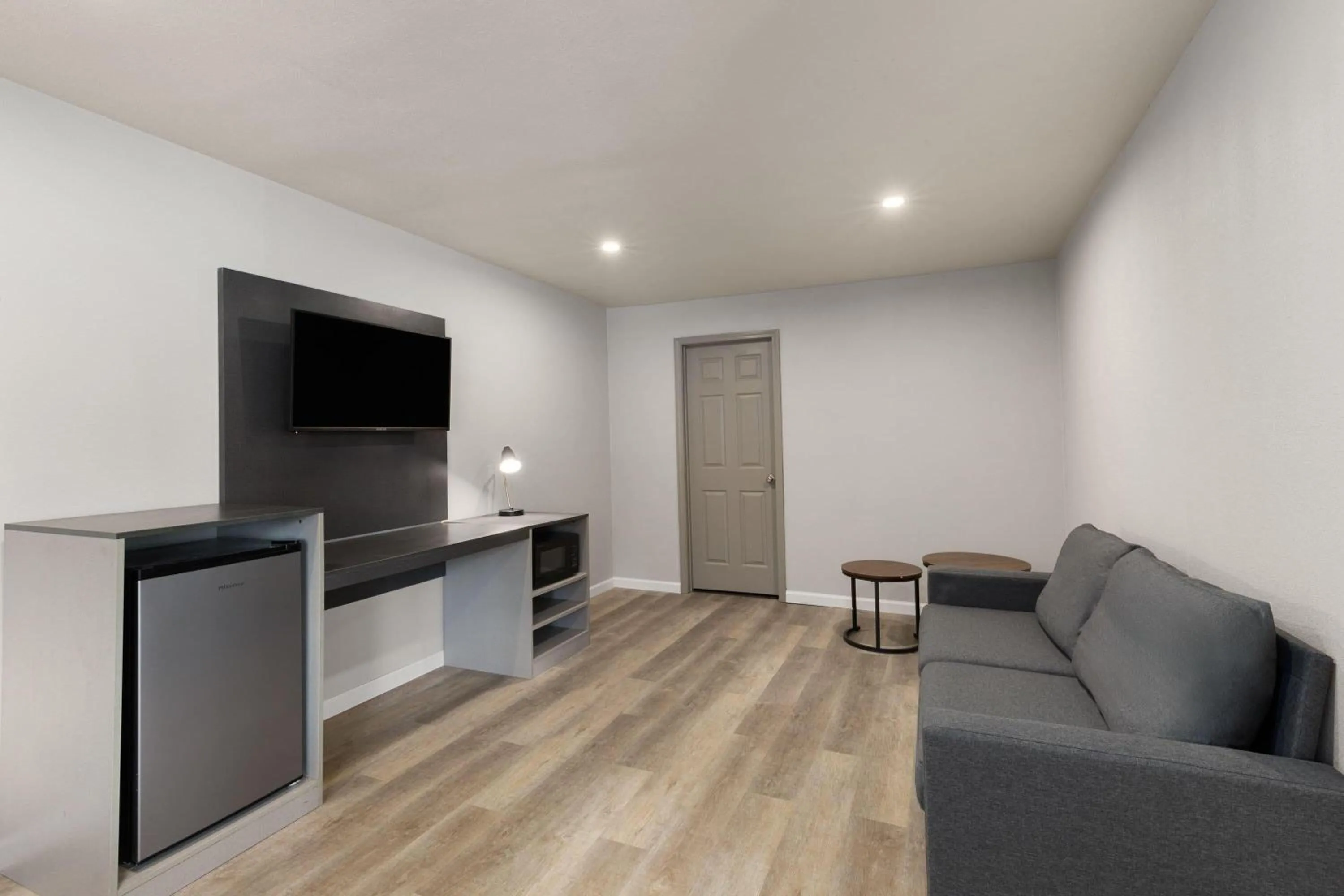 Photo of the whole room in Baymont by Wyndham Dothan