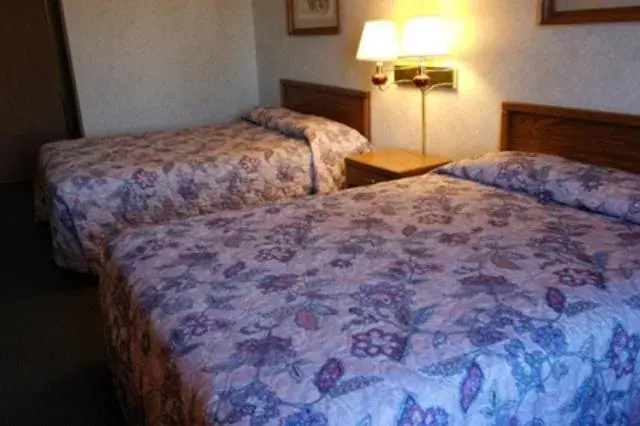 Queen Room with Two Queen Beds - Smoking in State Line Inn Queen Room with Two Queen Beds - Smoking in State Line Inn