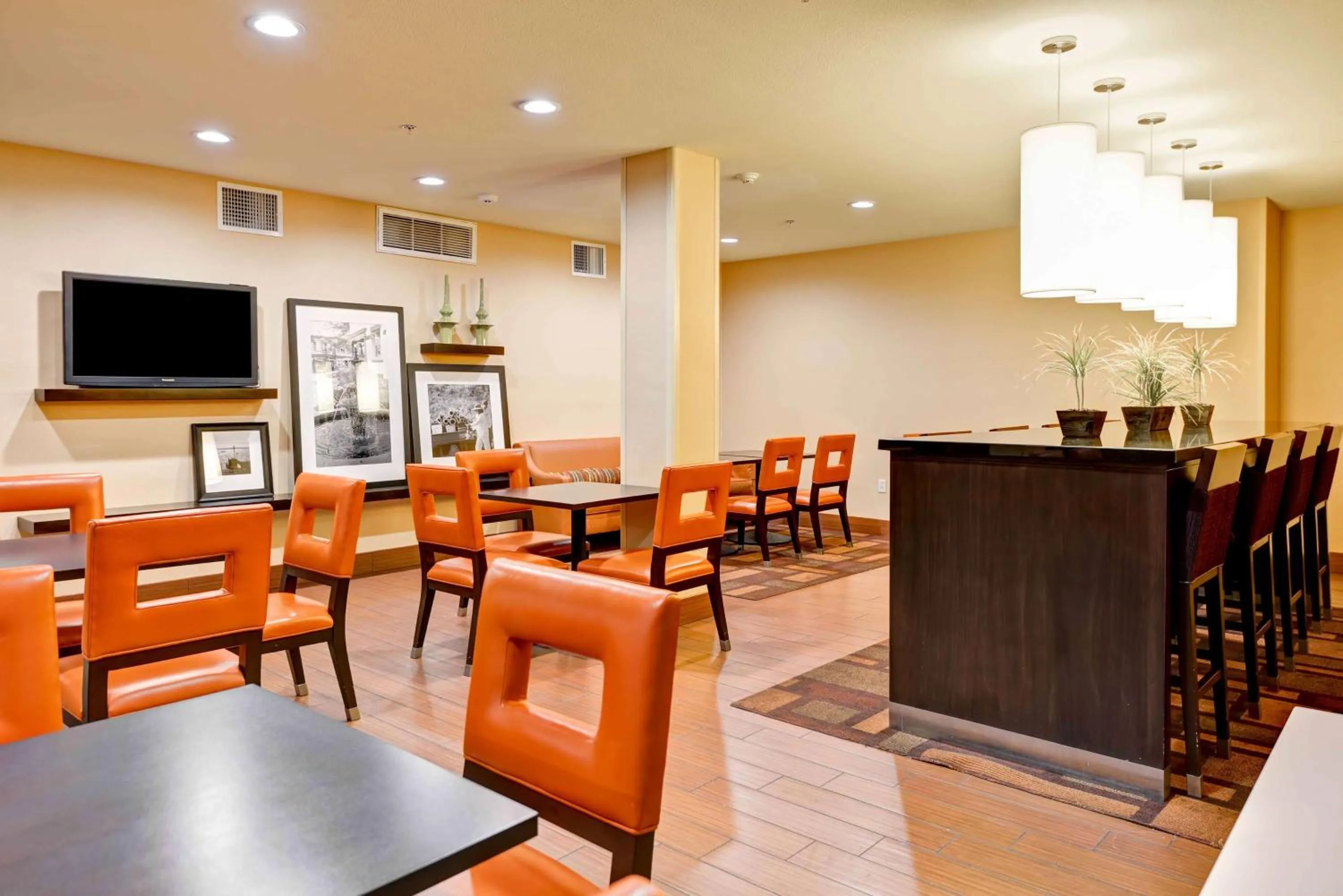 Dining area in Hampton Inn & Suites San Clemente