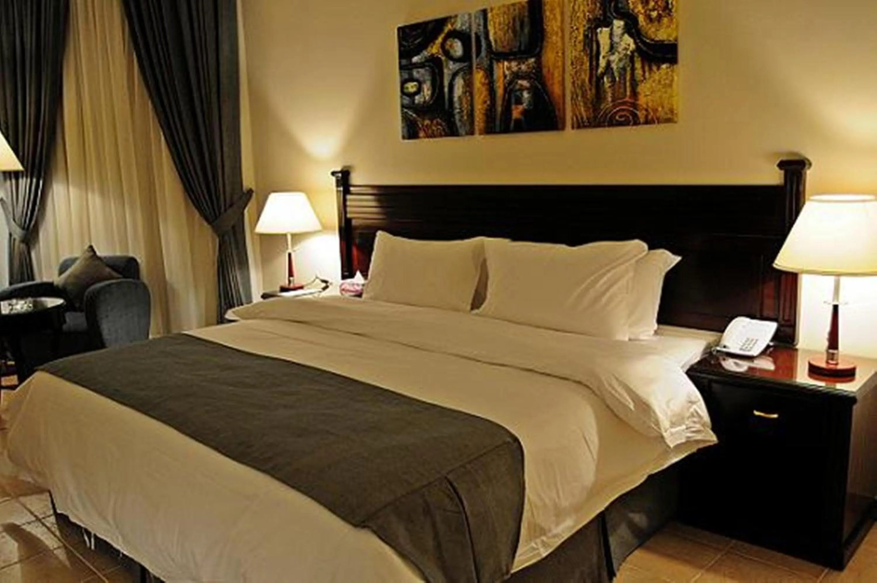 Bedroom, Bed in Executives Hotel - Azizia