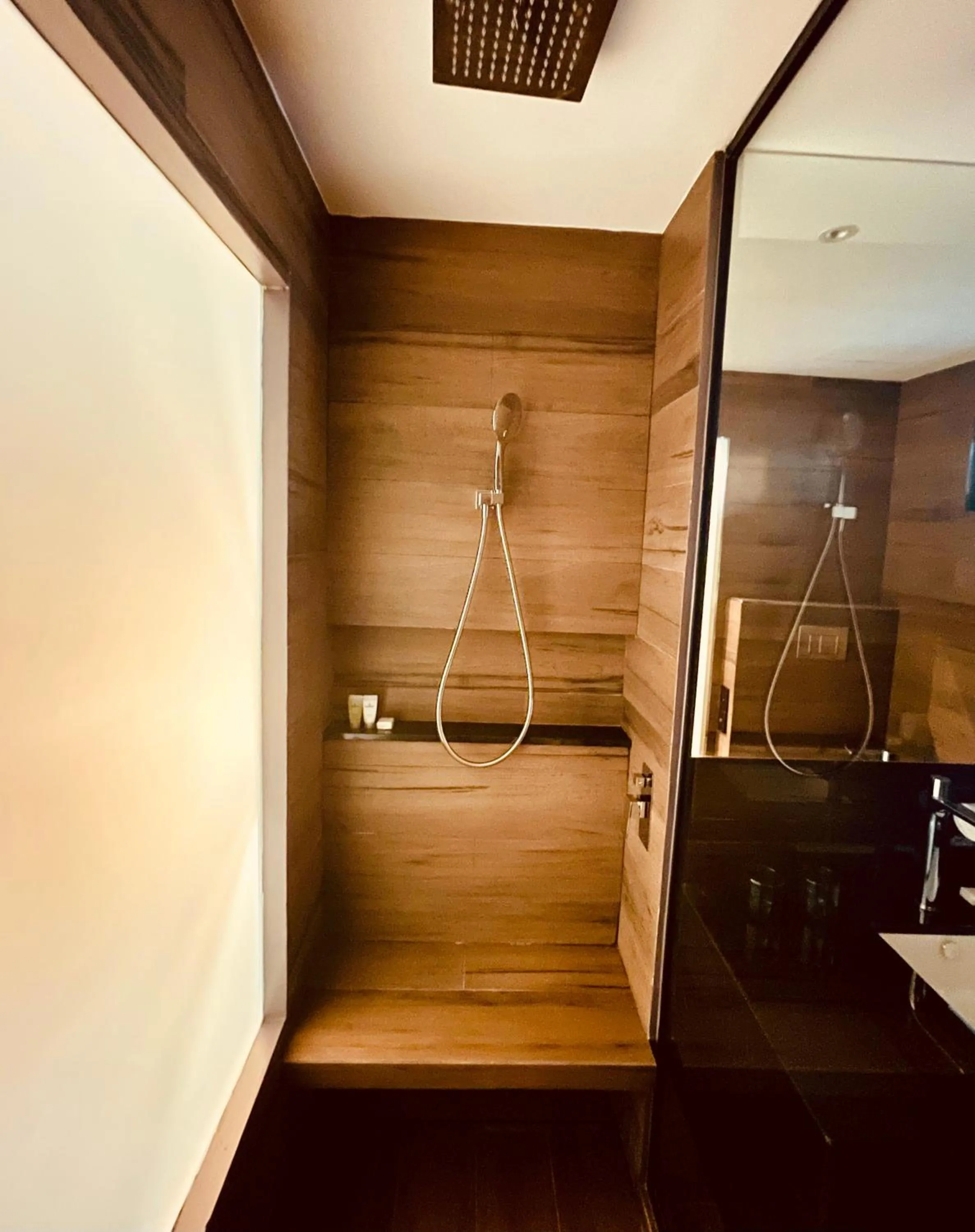 Shower in Lamana Hotel