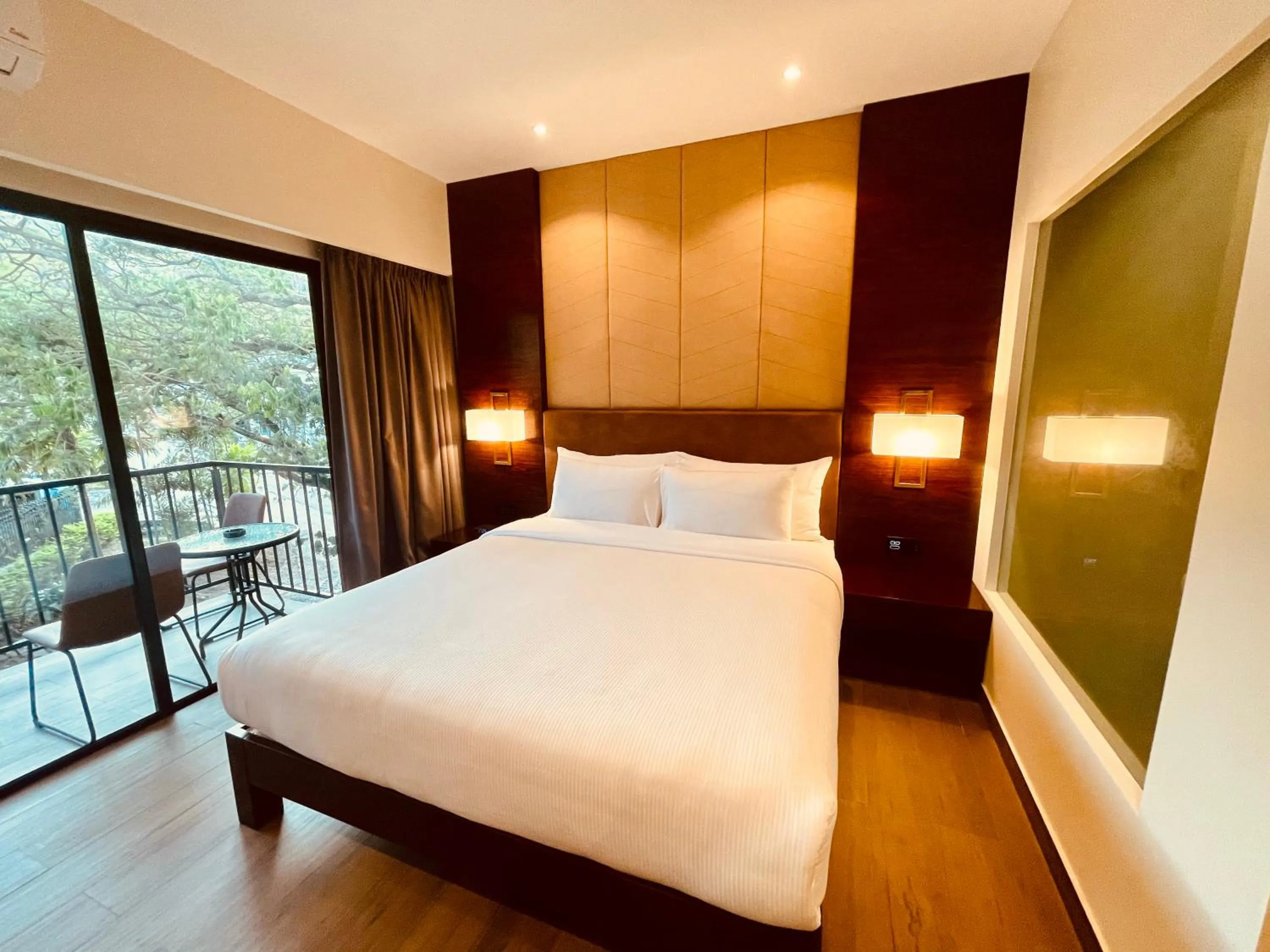 Deluxe Double Room with Balcony in Lamana Hotel