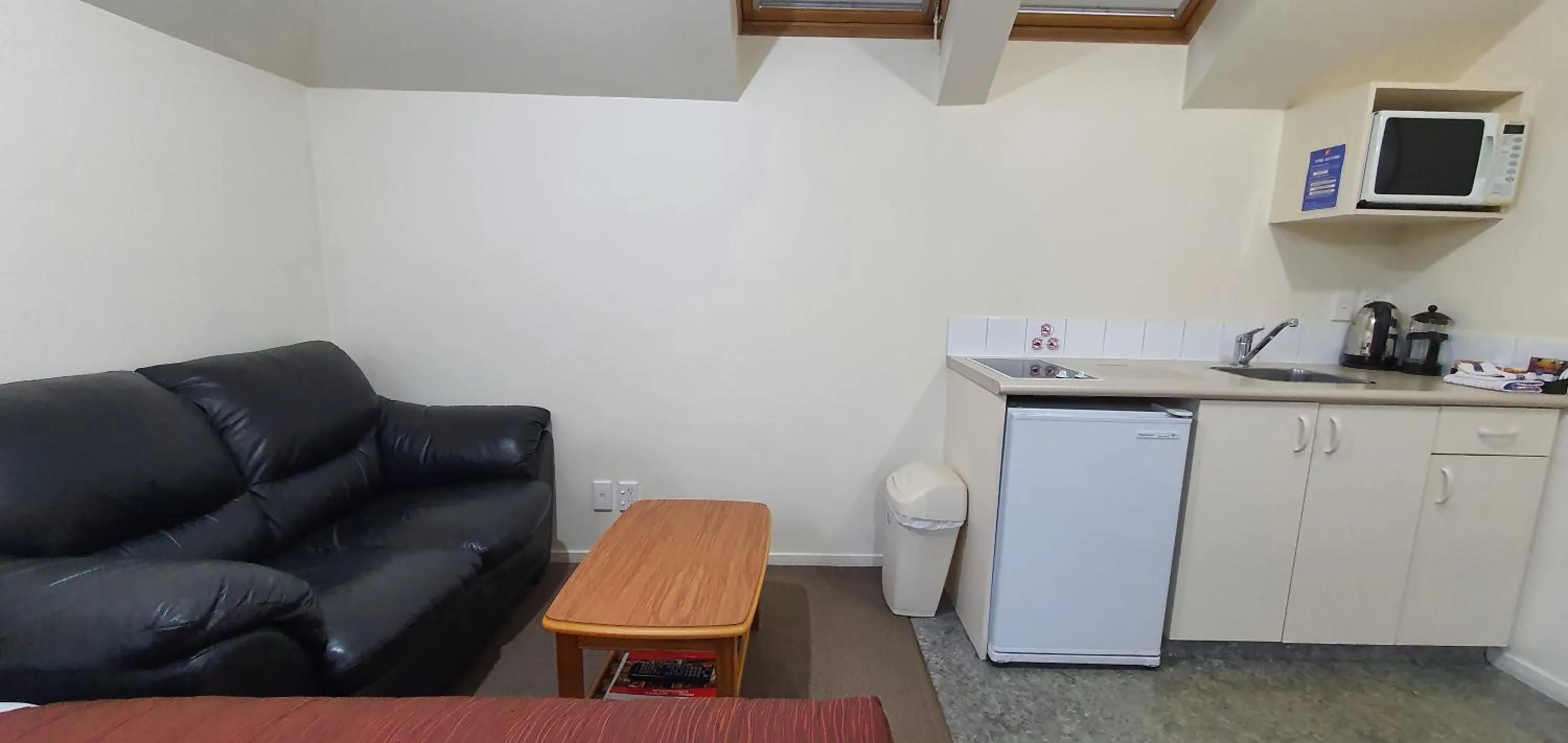 Coffee/tea facilities in Rosewood Court Motel