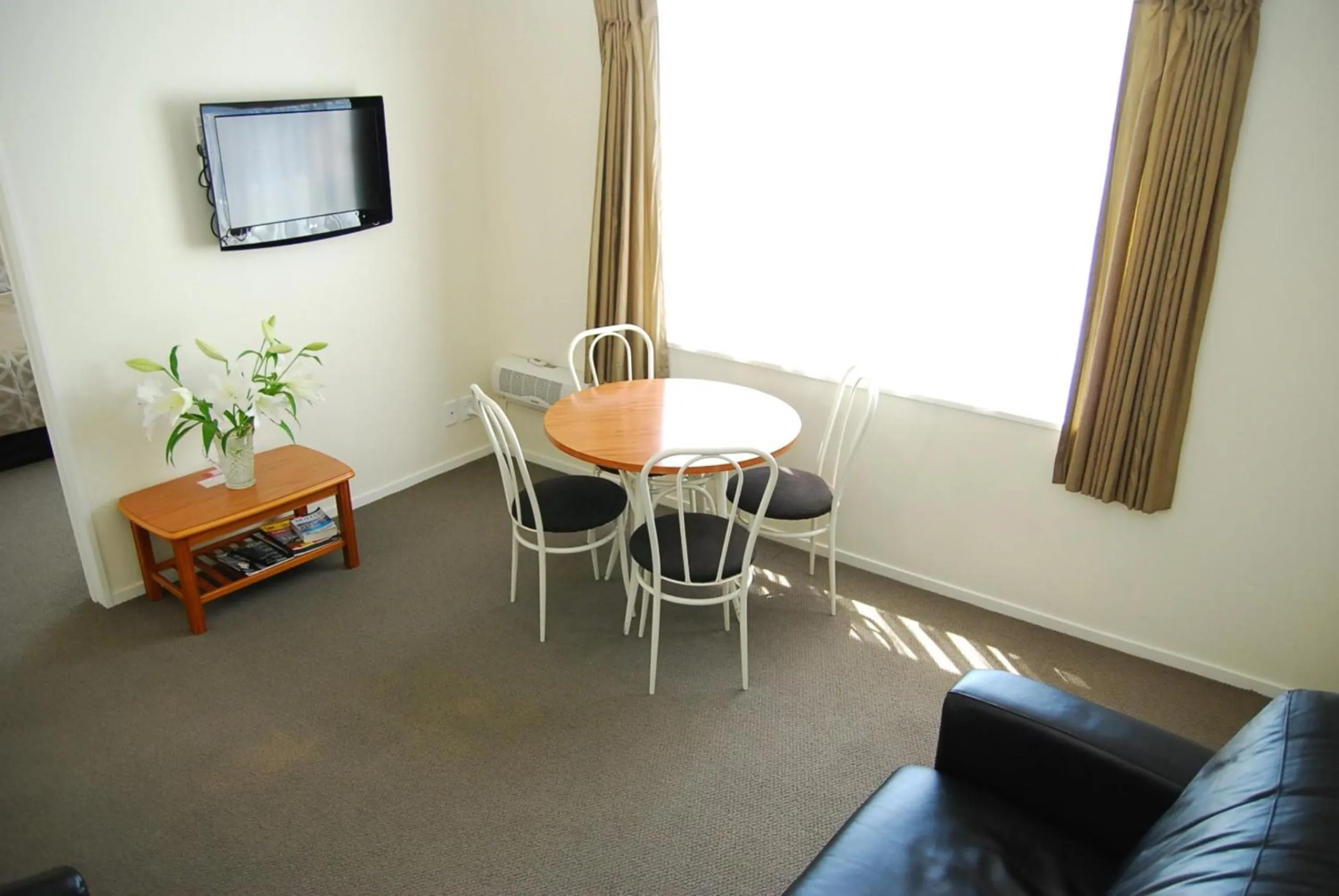 Dining area in Rosewood Court Motel